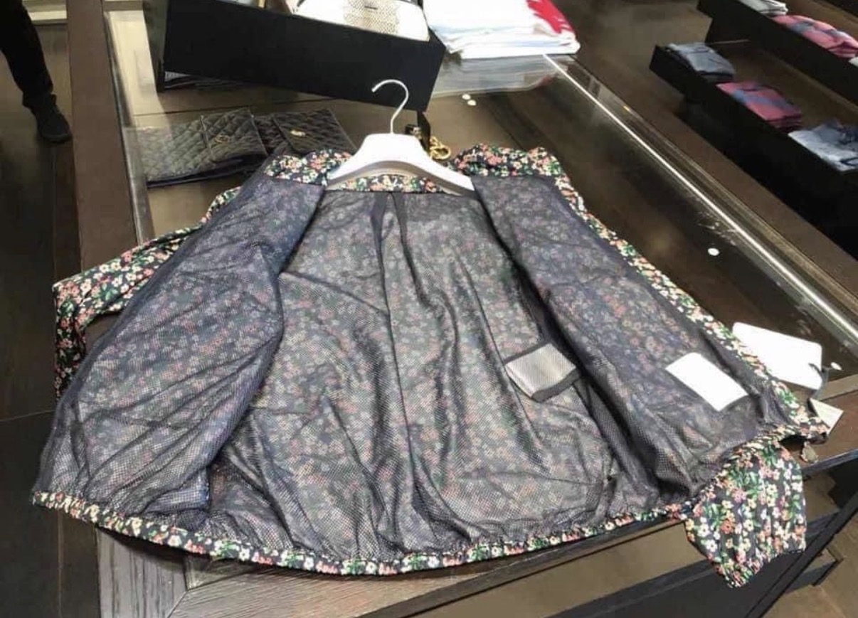 Moncler 女童14 碼深藍花花風衣