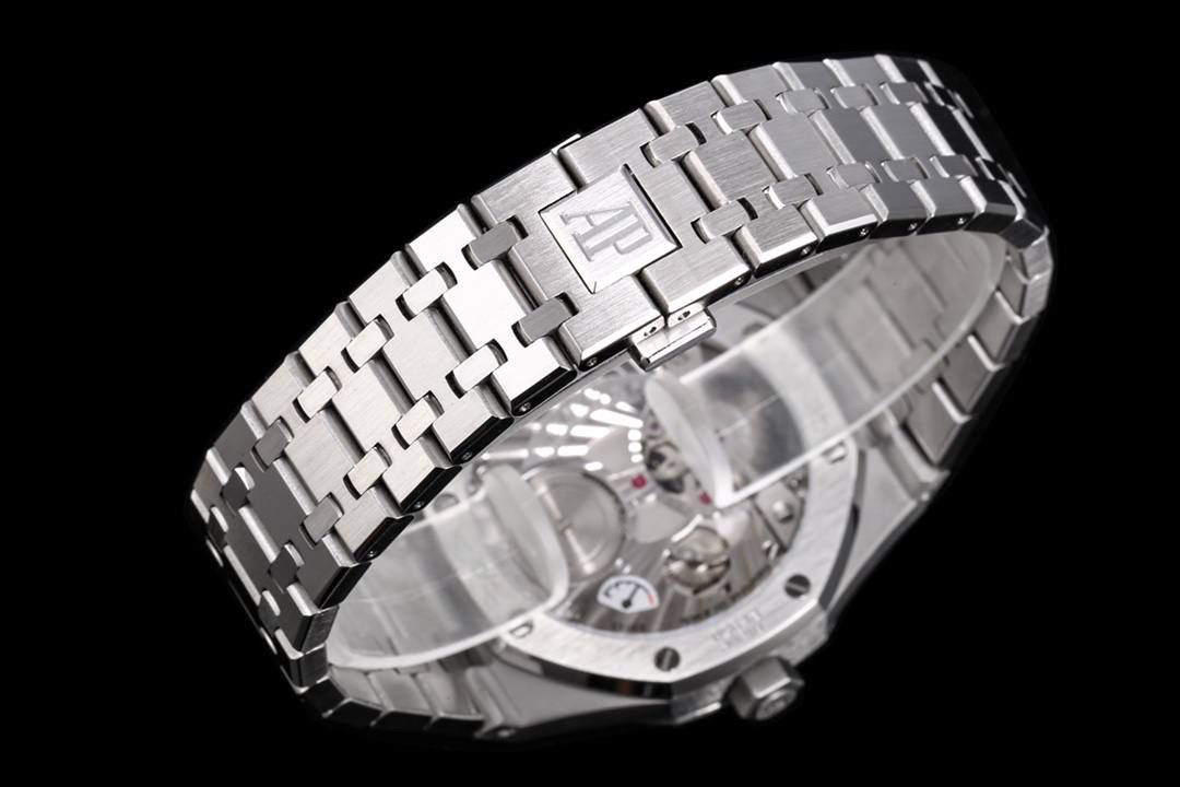 最新发布、爱彼陀飞轮蒂芙尼（蓝色）表盘。接受预定😍‼️ 独家订制Cal.2924机芯，动力储存68小时 爱彼依旧保留的八角形表圈、标志性的六角形螺丝以及经典表带，皇家橡树系列超薄陀飞轮腕表在经典的“Tapsisserie”格纹上进行再度创新，形成了新的格纹“Tapisserie Evolutive”。熟悉又陌生的表盘格纹装饰带来全新观感，成为这款腕表的点睛之笔。表壳直径为41毫米，厚度为11.2毫米，卓越不凡的陀飞轮，因此也得到广大表友的喜爱和关注。