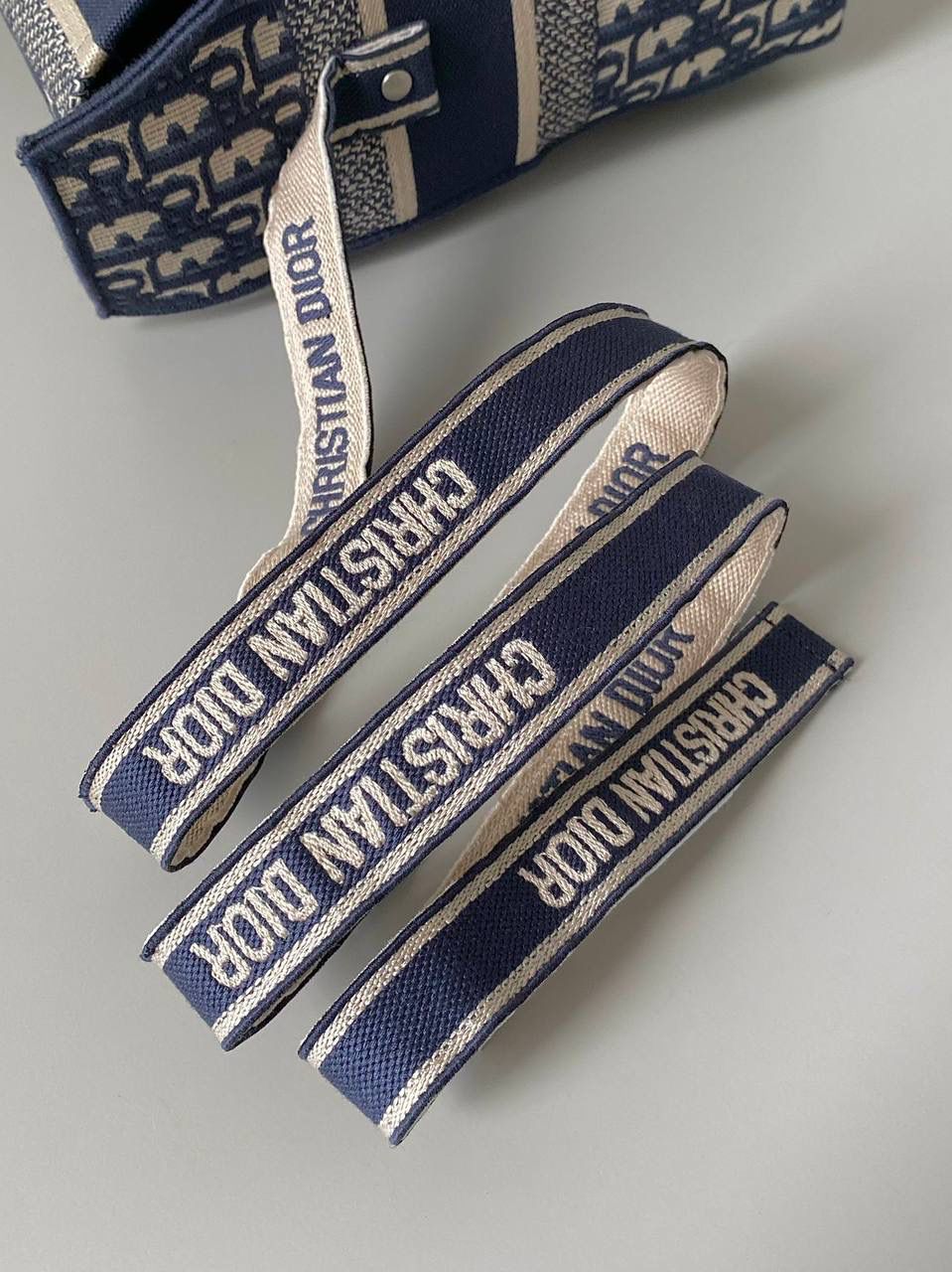 🈶老花蓝大号 𝗗𝗜𝗢𝗥 𝗢𝗯𝗹𝗶𝗾𝘂𝗲 经典邮差包 依旧火爆，呼声需求最高！这颜值众人一眼必入手，太好看了呀❕容量巨大且轻便，装多少东西都不觉得重喔！男女通吃～时髦复古休闲多风格担当！妥妥在线的通勤王！一见钟情一点也不夸张，超级爱～ size：27×28×11cm #M928m