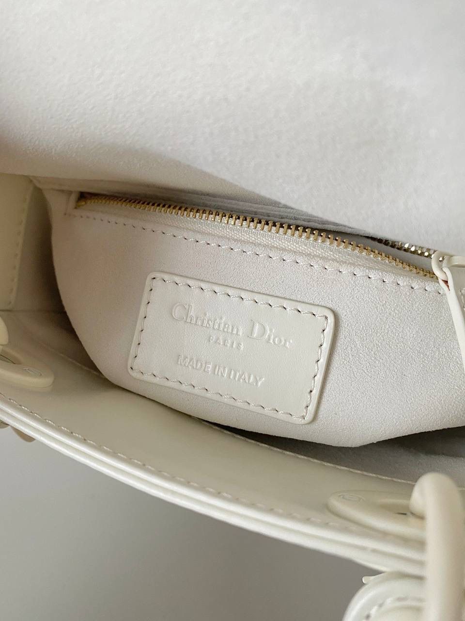 🈶钻石白 🩷𝗗𝗶𝗼𝗿 𝗟𝗮𝗱𝘆 𝗯𝗮𝗴三格 特殊处理的哑光牛皮钻石藤格纹 八个切割面挺括有型，全套磨砂材质五金 复古时髦感超强，真是什么场合都可以把住 绝对是lady中的天花板了，强势出圈啦姐妹们 17×15×7cm