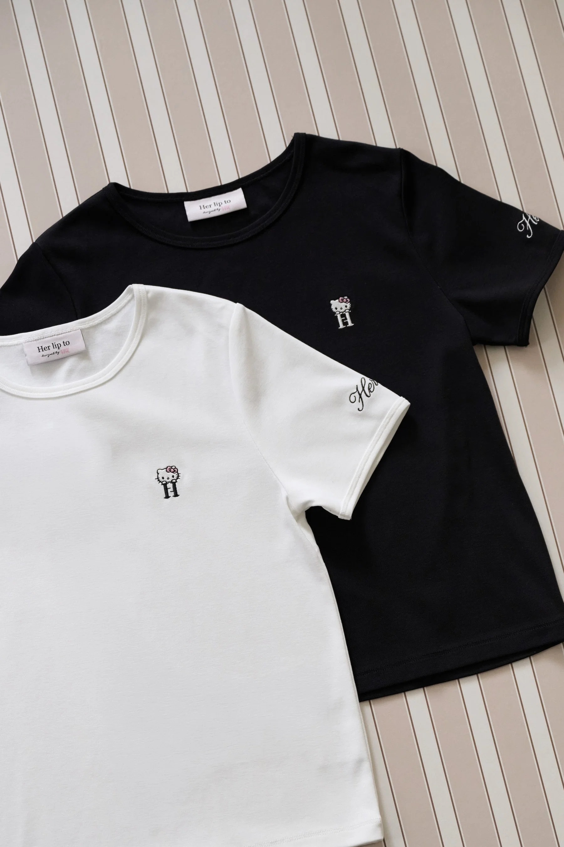 🎀【預訂】Her lip to × Kitty Embroidered Tee B