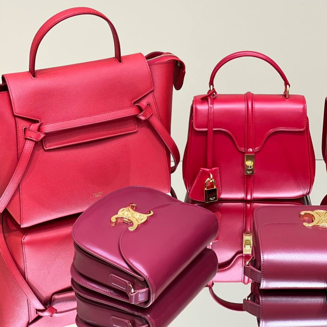 𝗖𝗘𝗟𝗜𝗡𝗘新年开运红包来袭❗️ 圣诞节新年就快到了，哪种颜色在新年里喜庆且符合节日氛围呢❓那必定是招好运的红色单品啦～高级红，浪漫且热烈，爱穿素色或者想要结婚、本命年的宝宝们绝对是首选！