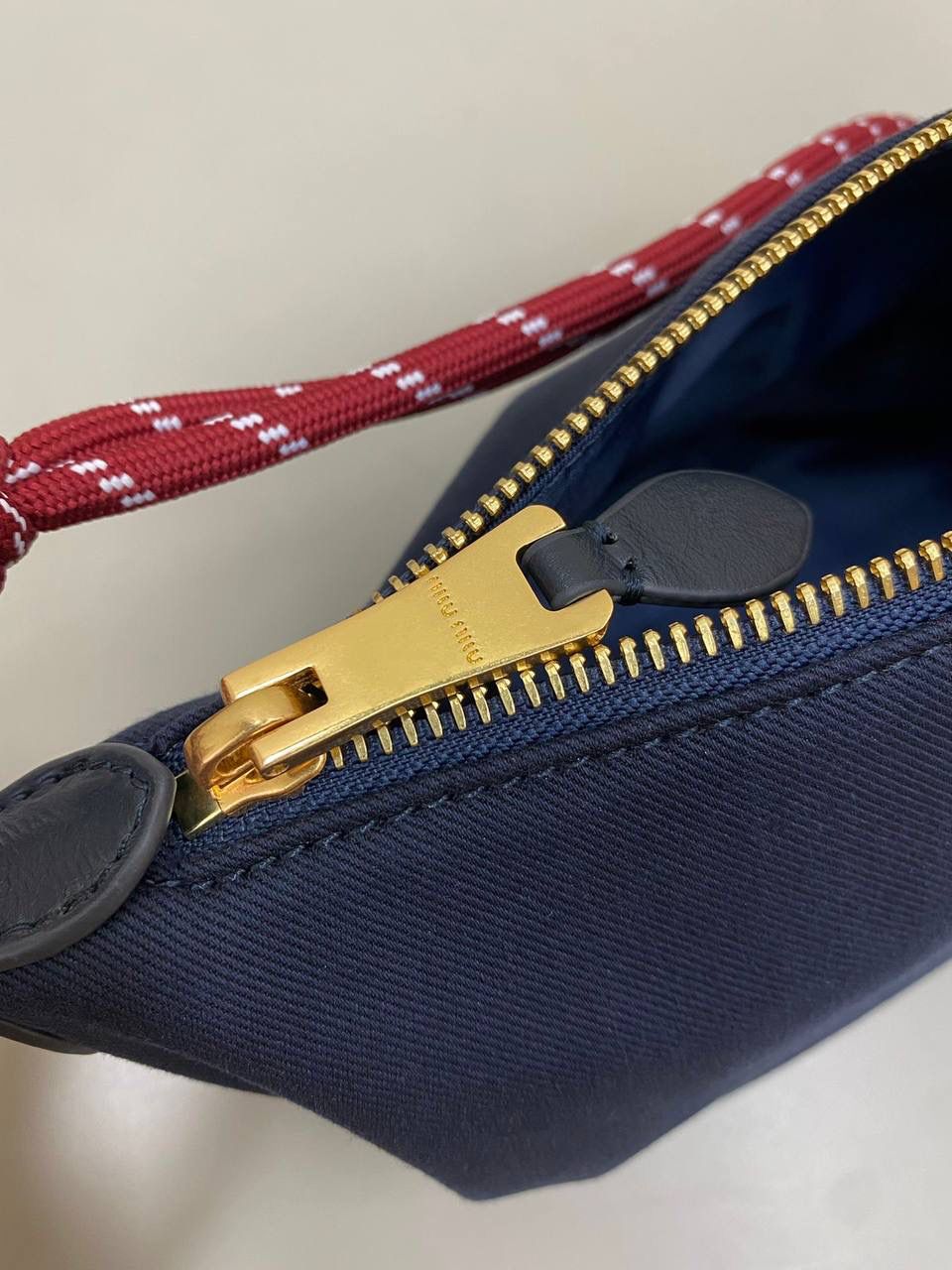 销量王🔥 𝐌𝐢𝐮𝐌𝐢𝐮饭盒包 靛蓝色 啊啊啊，好喜欢这个彩色的碰撞！ 帆布面料搭配撞色小彩绳直接封神了！！ 每个配色，简直就是锦上添花 不敢想象这个夏天背这只有多好看！ 容量就不用说了 很好装 还很耐磨 性价比也特别的高～ 时髦精必入这只好吗 绝对日常出门回头率超高的一只 抓紧冲吖！！！ 18.5×14×10cm #F0006m