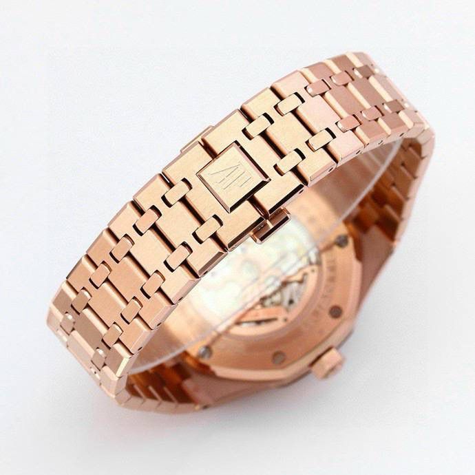 🚀爱彼 皇家橡树系列 ，复杂功能万年历腕表。型号：26574ST.OO.1220ST.01 业内唯一实现原版功能。💯 贵族钟表 爱彼皇家橡树系列万年历腕表，高贵优雅的蓝盘配上冷艳精钢表壳，完美体现爱彼美学设计及复杂功能的极高技术。 表壳采用316L精钢，直径41毫米. 厚度11.4mm。蓝色表盘镌刻“Grande Tapisserie”大格纹装饰，蓝色表盘，立体时标、刻面指针覆盖夜光涂层。三个显示日历功能的副表盘以及月相显示盘对称分布于表盘之上，井然有序地显示出小时、分钟、星期、日期、周历、月份、月相和闰年信息。真正唯一对版。蓝宝石防眩光处理让整体手表更加通透明亮。 搭载9015一比一改装定制还原Calibre 5134自动上链机芯。堪称毕业的产品。 这枚腕表的编号是Ref. 26574ST.OO.1220ST.01