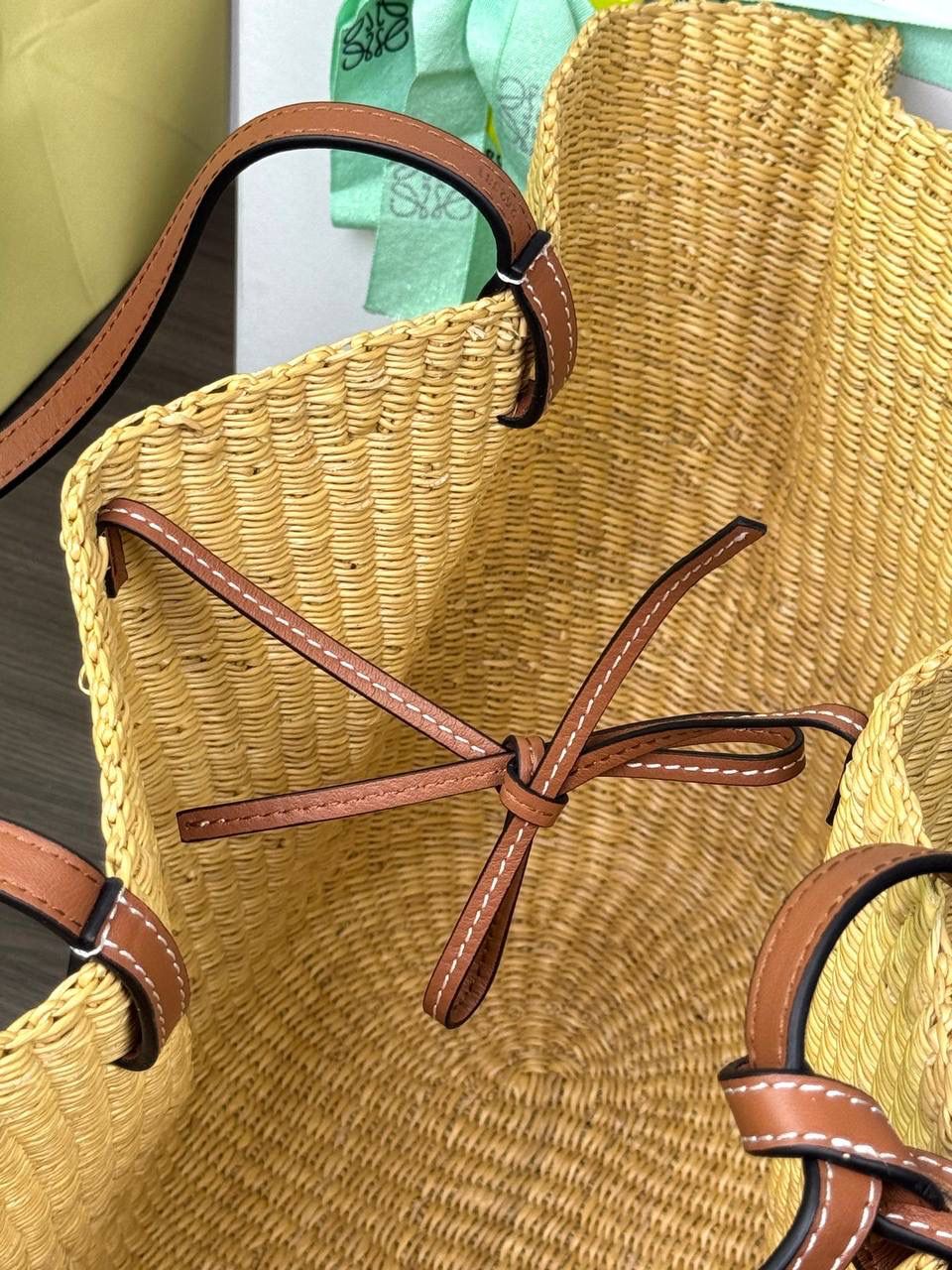 🎈最新进口贝壳草编包到货✅ 尺寸：𝟮𝟮-𝟰𝟴-𝟰𝟮𝗰𝗺 编码：652128【配防尘袋，没有盒子】 ❤️最新进口天然贝壳草编包，轻盈透气，凉快随性。超大容量设计，轻松装下日常必需品。手提肩带采用进口西班牙小牛皮制作，正面装饰品牌标志性𝗟𝗢𝗘𝗪𝗘标识，夏日度假出行穿搭必备，轻松营造一种自然高级的时髦感。 （下单须知：‼️由于天然纤维材料特别，日照时间长短不同，颜色会略有变化，纯手工制作，每个包的尺寸也会所不同‼️，完美主义者慎入‼️）