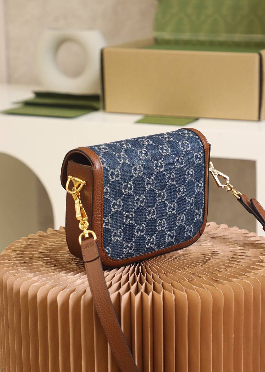 𝐇𝐨𝐫𝐬𝐞𝐛𝐢𝐭 𝟭𝟵𝟱𝟱 𝐌𝐢𝐧𝐢#658574#原厂皮 ► ►尺寸：20.6*14.4*5.1cm 备受宠爱的丹宁面料经小古美学视角演绎后， 融入爆款马鞍包的造型， 搭配标志性的马衔扣1955巧妙呼应， 搭配两条肩带多功能元素使用， 这一届复古牛仔系列碰撞爆款马鞍包，更加复古好看，推荐种草，越看越耐看，马鞍包一直深受到大家的喜爱，又是一个大爆款的节奏！