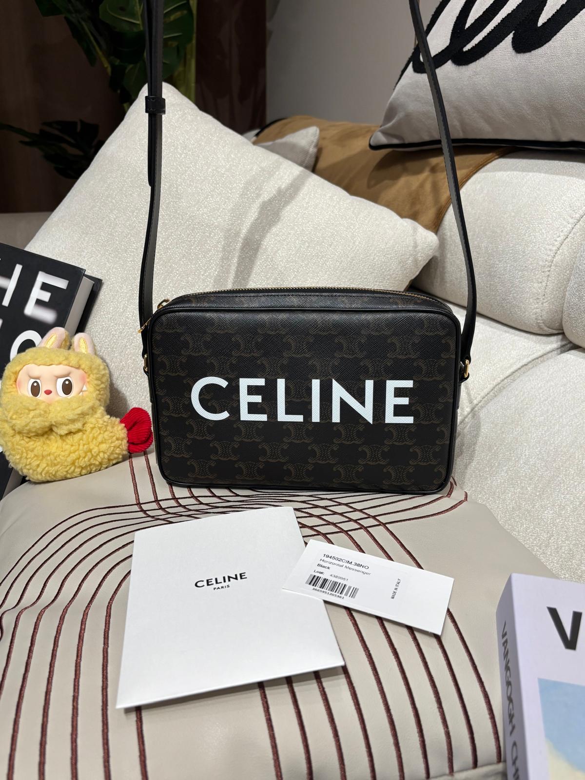  全新 CELINE標誌印花中號郵差包crossbody bag 100%Authentic , 全新未使用品 ✅專門店收據✅booklet✅dust bag