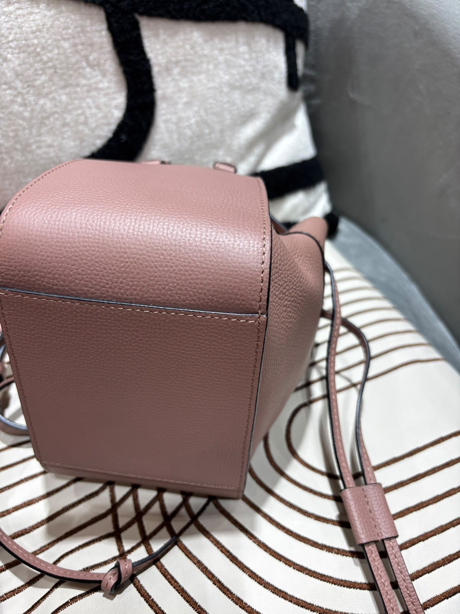 Loewe mini hammock 粒粒牛皮 100%Authentic, 98%New ✅Dust bag
