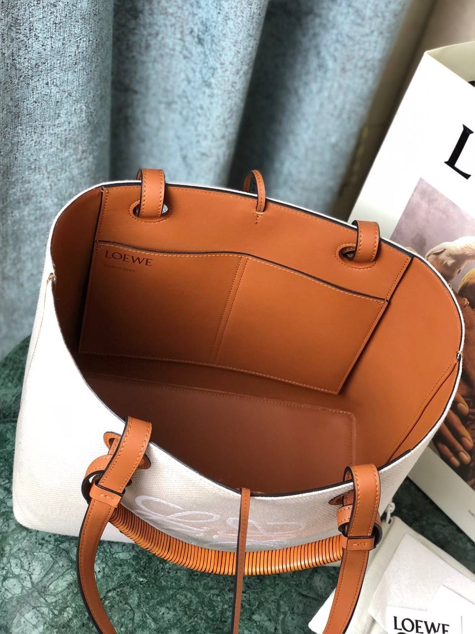 🔈 I LOE❤WE YOU 全新 Anagram Tote 印花🌸托特包 ✅ #曾黎同款# 优雅知性，气质十足 将品牌经典图案融入皮革其中，形成了一个标志 里外牛皮革与编制提手让整个包都挺括了起来，质感满满，将实用性最大化，容量感人，十分适合日常，不禁感叹Lo罗家的细节与品质！ 尺寸:29-14-25cm 型号:652052布配棕