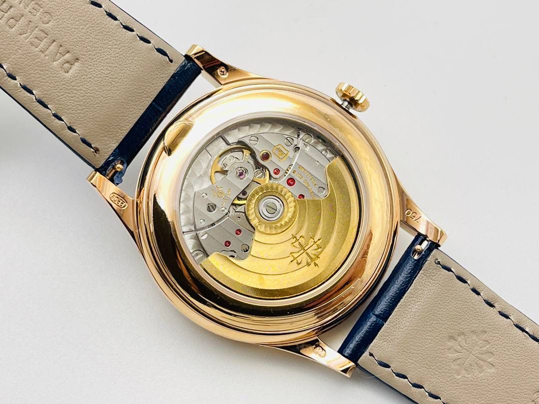 🌐西装暴徒“最佳时计”——百达翡丽5396复杂功能计时系列腕表🌐 【表壳】38MM表径，圆形表壳闪亮的金属光泽流动在表盘流畅的线条上，展现出了腕表出色的设计风格与打磨工艺。 【表盘】华美的炭灰色太阳纹表盘，复杂功能井井有条的安排令其看上去十分的对称，丝毫不会有突兀之感，通过优美的太妃指针的点缀，无论是指针还是时标的细节修饰，看上去都非常的完美，6点位日历窗的显示清晰明了，让年历功能的读取变得更加方便。 【机芯】还原出百达翡丽的Cal.324 S QA LU 24H/303型自动上链机芯，提供了时、分、秒、月相显示、日历、星期、月份以及24小时显示的功能，这块机芯使用了34个宝石轴承，振动频率为4Hz，可提供最长45小时的动力储备。 年历腕表还拥有一个不可否认的优点，便是它与正装服饰的搭配，年历表的从容再加上正装的优雅，其所散发的魅力实在是呈倍数增长。