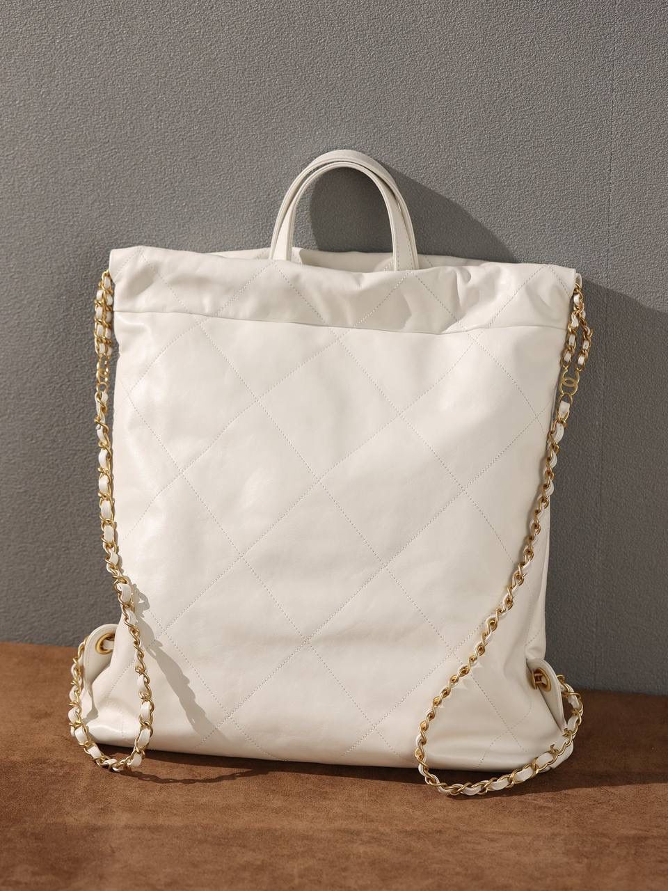 CHANEL香奈儿 22SS春夏系列 22Bag链条双肩包🎒❤️‍🩹 独家渠道货 独家欧洲原厂皮组装ZP尾单货 原厂白色亮面牛皮 搭配黑色logo以及金色做旧五金 真的太好看了🌟 尺寸：42*36*8cm