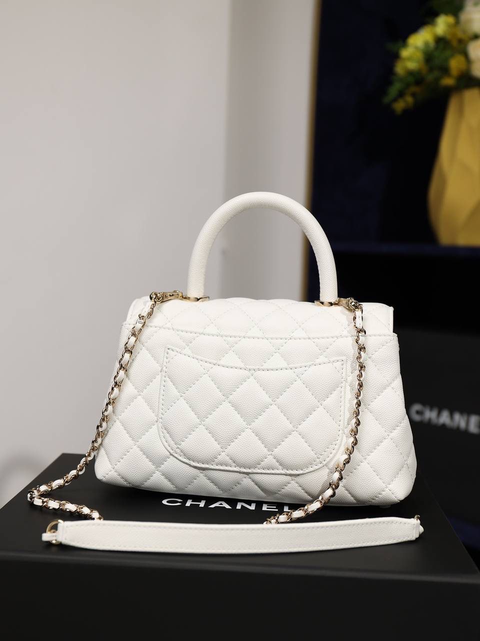 新coco handle小号白色荔枝纹💞👜 和CF一个渠道的尾单货，拿过的都不用多介绍啦！新款驾到！独家渠道货！ 尺寸:14 X 24 X 10cm