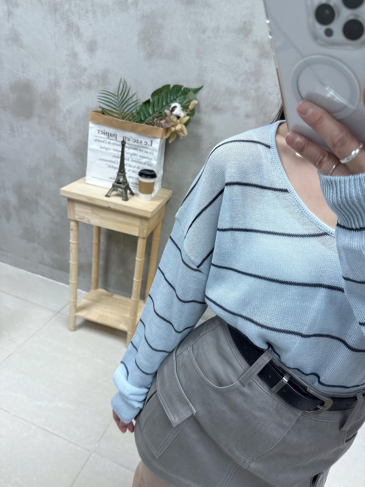 D07 V領橫間薄線Top