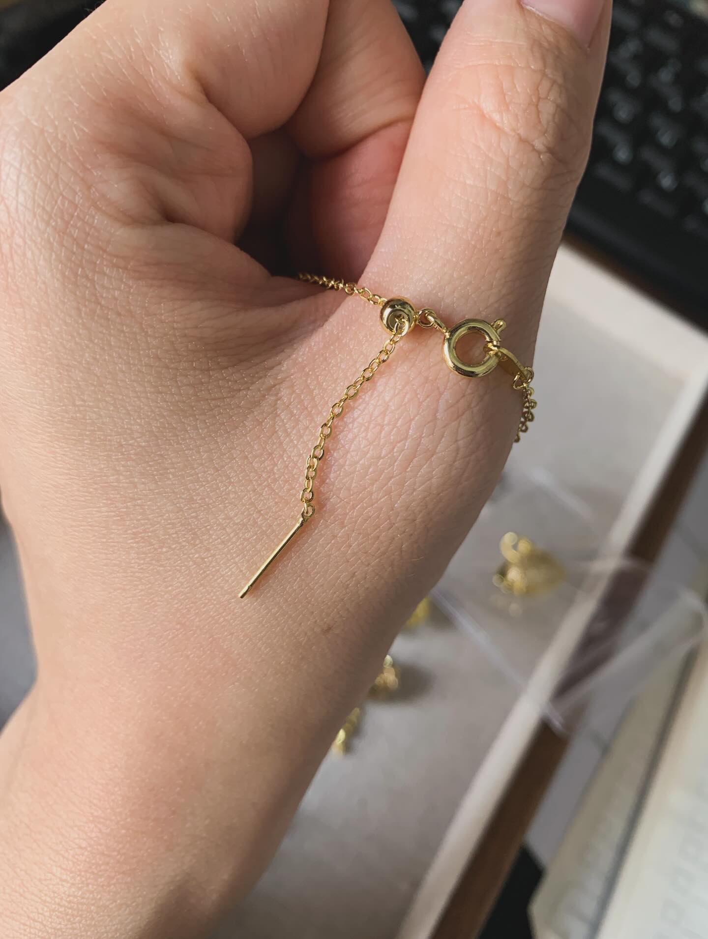 和田玉贝壳吊坠 ｜ Hetian Jade ShellRM48 送项链 Free chain和田玉的功效主要体现在养生保健、辟邪护身和心理调适方面。 它被认为可以通过与皮肤接触，吸收微量元素补充人体所需，促进血液循环，同时在传统文化中，它具有安神静心、驱邪避灾、带来好运的作用Hetian jade’s benefits are primarily associated with cultural beliefs and traditions, including its use in Feng Shui and as a symbol of purity, elegance, and good fortune. In traditional Chinese culture, it‘s believed to ward off evil spirits, promote wealth, and bring inner peace. Some also claim it has healing properties and can improve blood circulation when worn as jewelry, although scientific evidence supporting these claims is limited, with benefits potentially stemming from the placebo effect#和田玉 #hetianjade #天然玉石 #天然水晶 #jade #马来西亚水晶网点 #gemstone #naturestone