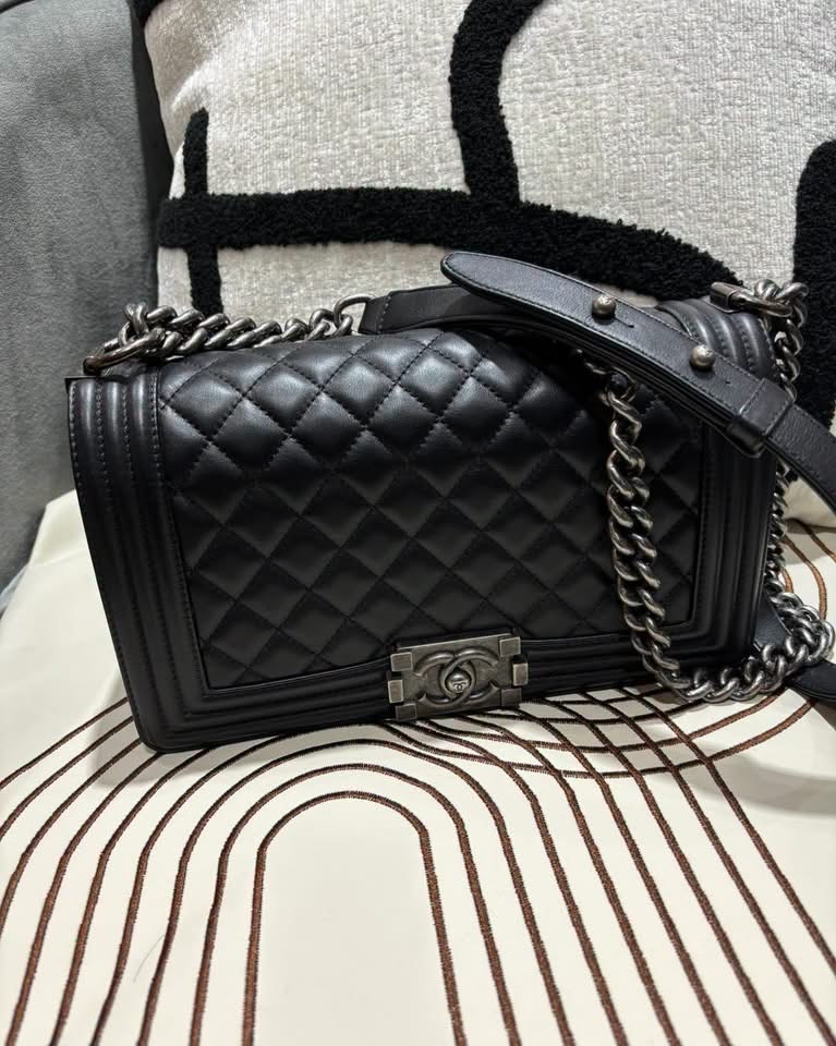 Chanel boy Chanel medium 25cm  100%Authentic,98%new ✅27card ✅dust bag ✅box 