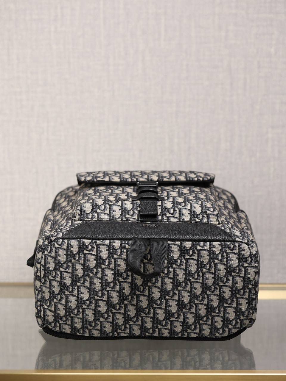 DIOR EXPLORER 双肩背包👜💕 米色和黑色 Oblique 印花 采用米色和黑色提花面料精心制作，饰以 Oblique 印花和黑色粒面牛皮革，侧面“DIOR”皮革补丁别具一格。 宽大的主隔层，搭配带有铝扣的加垫正面翻盖口袋和两个侧面口袋，更显精致。 搭配加垫肩带和金属环，便于悬挂钥匙或 D-Touch 手拿包，可与各式休闲单品搭配，作为造型的点睛之笔。 尺码信息尺寸：30 x 42 x 14.5 厘米 主隔层可收纳 15 英寸笔记本电脑、文件和平板电脑 侧面口袋可收纳一部 iPhone 13 Pro Max 手机