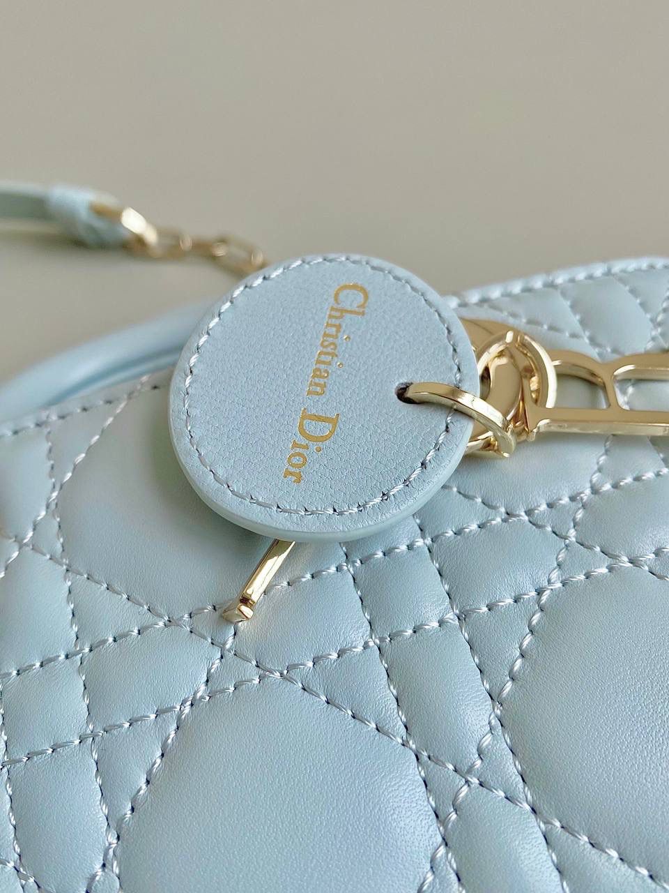 湖水蓝，超迷你🩵🩵 𝗗𝗶𝗼𝗿 𝗗-𝗝𝗼𝘆 𝗯𝗮𝗴23新色 秋季新颜色太甜太美了！奶呼呼的 不是正baby 蓝哈！别被网图滤镜误导了 清澈澄明的湖水颜色，是一种淡色调带绿的蓝 就会在不同光线角度下，呈现偏绿或偏蓝调 特别温柔清冽，像夏日的风一样温凉如水 干净纯粹，柔和中有股力量带来的平静感 整个人都被治愈了啊啊啊！！🌟🌟 17.5×10.5×6cm