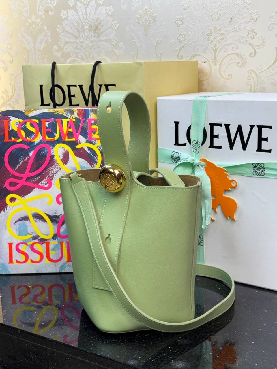 ♥️𝙈𝙞𝙣𝙞 𝙋𝙚𝙗𝙗𝙡𝙚 𝘽𝙪𝙘𝙠𝙚𝙩 ——【浅梨色】 尺寸：𝟏𝟔-𝟏𝟔-𝟗.𝟓𝐜𝐦 编码：062339 🎈标志性Anagram鹅卵石点缀，配以纯粹简约线条以及瞩目设计风格，诠释全新𝙋𝙚𝙗𝙗𝙡𝙚手袋👜 🎈自带一根🉑拆卸🉑调节的肩带，一包多背，多样化风格，秀场大放异彩😀内里容量超大，日常实用性强👌 🎈配全套专柜礼盒🎁，给你满满的仪式感👀