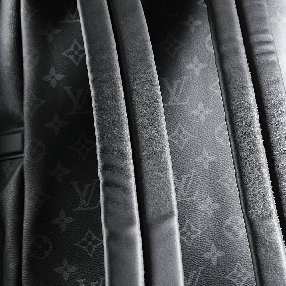 𝐃𝐈𝐒𝐂𝐎𝐕𝐄𝐑𝐘 双肩包系列👜✨ 𝔻𝕀𝕊ℂ𝕆𝕍𝔼ℝ𝕐经典的男士双肩背包，黑色老花的色调比起经典的花色，看起来更加低调特别更加有档次，不仅耐看且又百搭低调，空间充足，肩带部分细节采用原厂小牛皮，整体质感很出色，无论是上班出街还是旅游，它必不可少！中性化的设计，百搭且街头范儿， 男女同款可背，毫无违和感！ 五金材质：厚镀纯钢五金 皮料材质：法国原厂皮面料 尺寸详情：𝟑𝟕*𝟒𝟎*𝟐𝟎𝐜𝐦