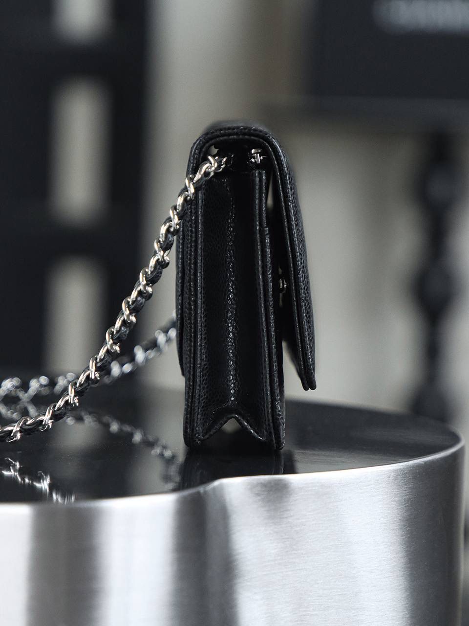 Wallet on Chain發財包鑒定版👜 一包一碼 支持全球鑒定查驗身份證原廠專G Haas皮料過關清單資料可査詢 經典系列WOC，從命名就能直觀感受到這款包包的獨特設計理念，它將傳統錢包與鏈條肩帶進行了巧妙融合！ 它大小精緻，恰好能容納一張百元人民幣，囙此被賦予了“發財包”這一吉祥又討喜的昵稱。 小巧身形，卻蘊含著大大的能量。 五金：全鋼銀扣 皮料：Hass小牛皮大球紋 尺寸：12*19.3*3.5cm