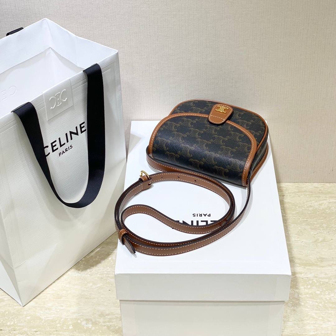 🔥大货实拍图 𝗖𝗘𝗟𝗜𝗡𝗘 ♥ 𝗧𝗥𝗜𝗢𝗠𝗣𝗛𝗘 𝗖𝗔𝗡𝗩𝗔𝗦 𝗕𝗘𝗦𝗔𝗖𝗘 嗨～复古老花yyds新草报道～圆滚滚的小马鞍很是讨喜🤩～ 型号：196702 尺寸：15*11*4cm