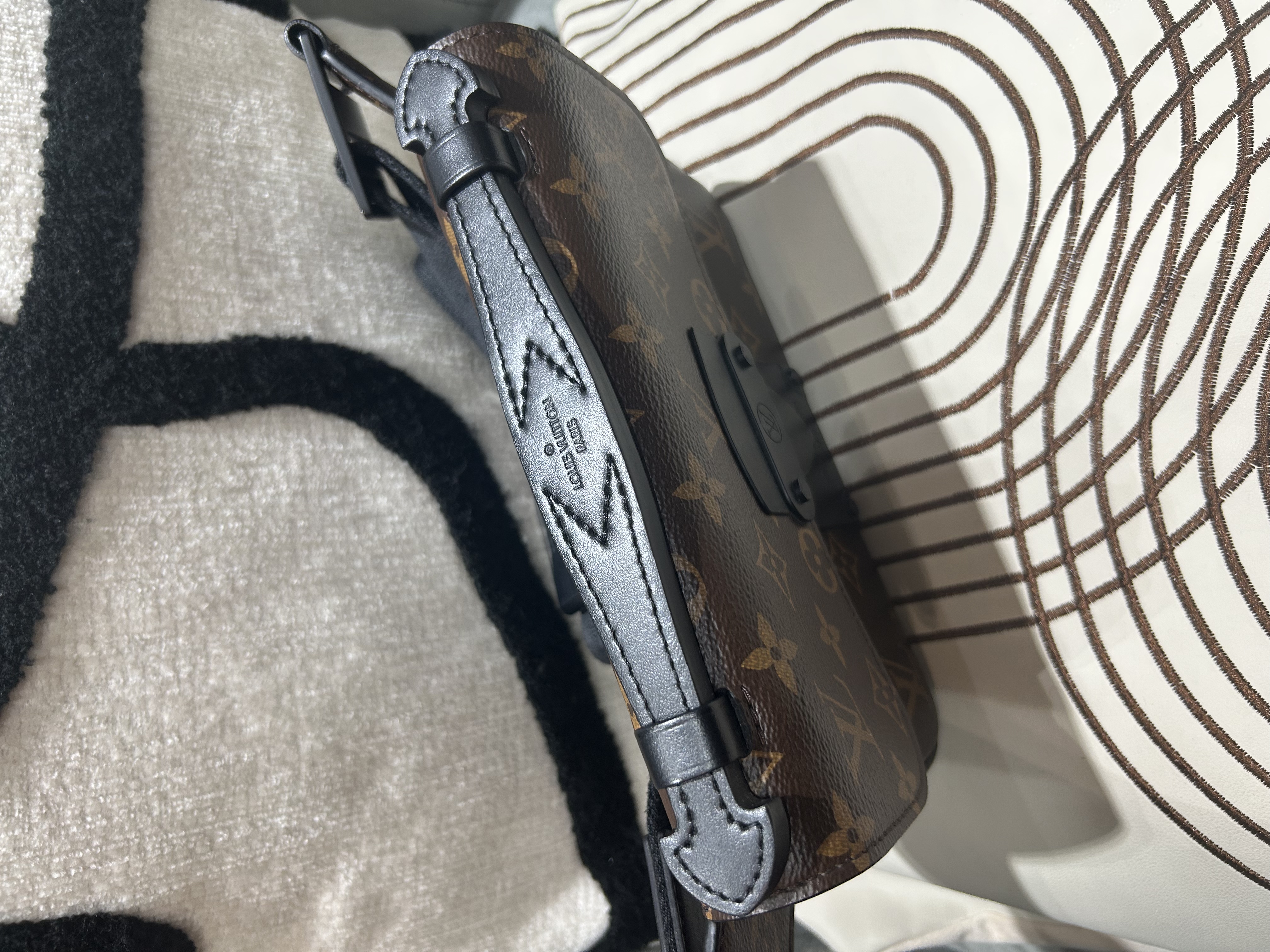 Lv S-LOCK M45807 斜孭袋 100%Authentic,98%new ✅專門店收據✅dust bag 
