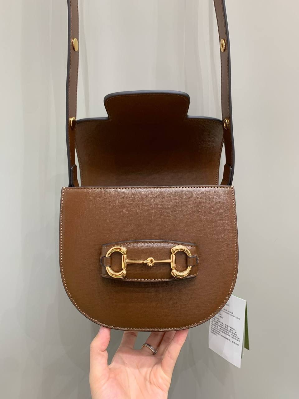新背景实拍正品级 。Gucc1 horsebit半圆迷你全皮棕（纯铜五金原厂皮） 这个小可爱是真的可爱，小小乖巧的一个 经典的设计加上配色，不管你是潮流的运动女孩👧 还是睿智的职场精英，又或者是优雅的气质女性 这款都是你完美生活中的一款适合的穿搭单品 经典百搭 实用而又不失个性时尚 1955系列寓意马到成功 来掌握自己的人生方向吧！ 型号760191；尺寸17/18.5/7.5cm