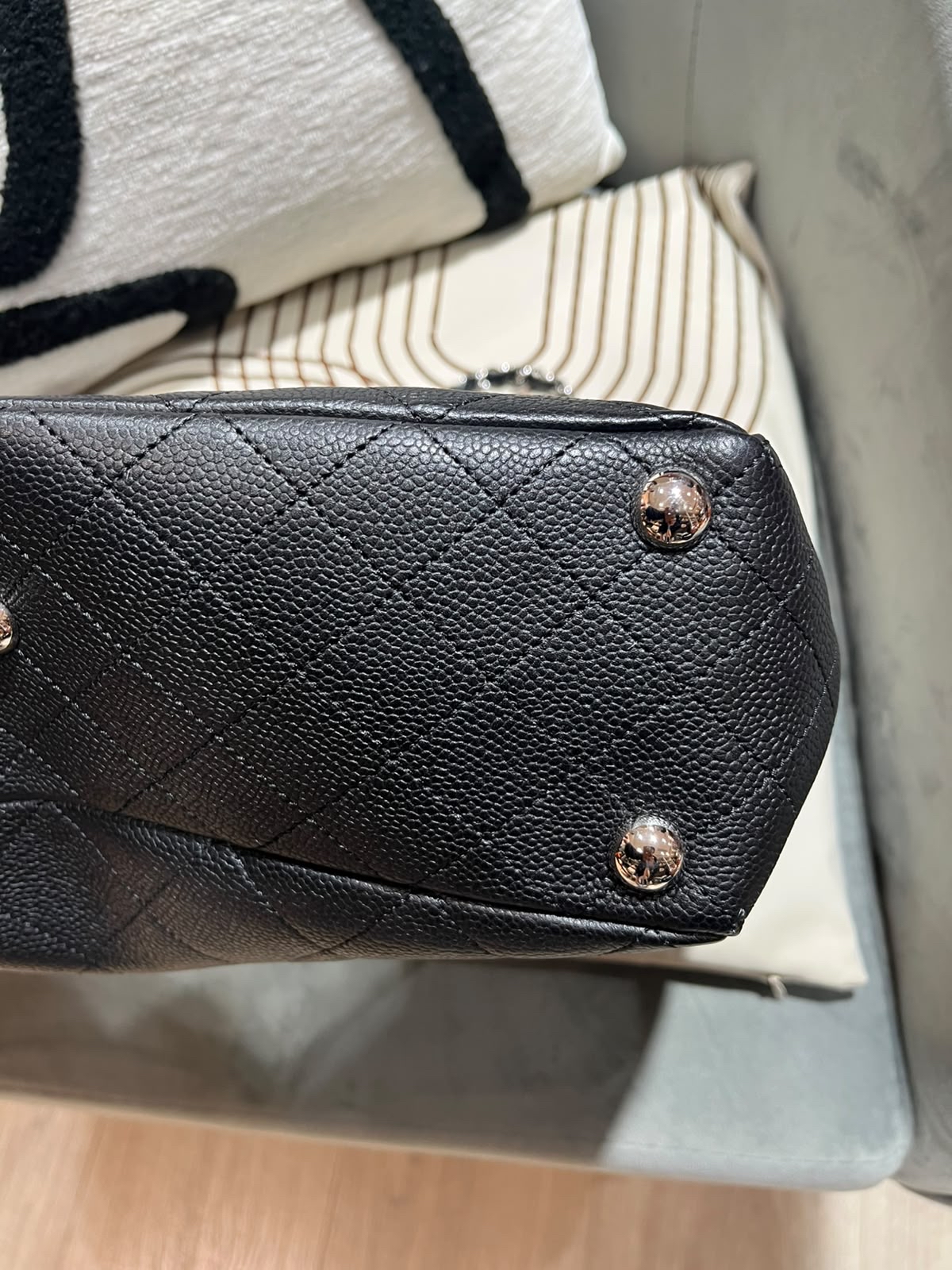 Chanel Shoulder Bag Calfskin 黑色魚子醬牛皮100%Authentic, 98%New ✅19 Card✅Dust bag