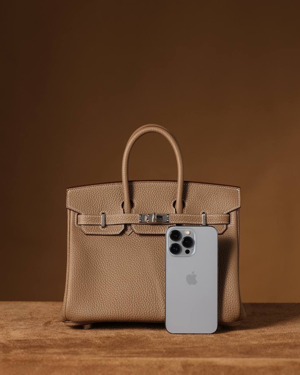Hermes 爱马仕 Birkin25cm 大象灰银扣👜✨ Birkin 独家渠道货 独家欧洲原厂皮原厂五金组装的ZP尾单货 尺寸：20 X 25 X 13CM 尺寸：22 X 30 X 16CM Birkin我们采用的是进口原厂Togo真皮，什么是Togo皮呢？ Togo皮：最经典的Birkin用皮。表面是均匀的颗粒状，类似荔枝纹，有光泽。皮质较硬，容易保持包包的形状，相对较轻，触感比较柔软，耐磨耐用； 我们用的是纯原、原厂皮就是和原版专柜一样的皮！