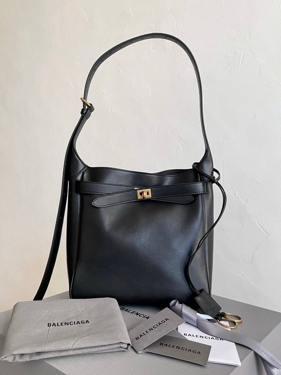 爆款🔥小号🖤 ba1enciaga bel air hobo桶包 beiair➕rodeo，大热当道 一整个系列都火爆了，一只比一只热门 半定型的水桶包超有态度 它的皮是有点厚度又软乎的 所以整个包都散发着慵懒和不羁的感觉 而且设计元素不拖沓繁琐 完全可以无脑搭配 现在的通勤人员也是吃得太好了吧 能有这么时髦的托特包来背！ 什么电脑水杯统统往里扔就对了 肩带可长可短，腋下背斜挎背都ok 两个尺寸任君选择，果断冲！！ 小号：26.9×25.9×9.9cm811018m 大号：43.9x39.8x14.9cm