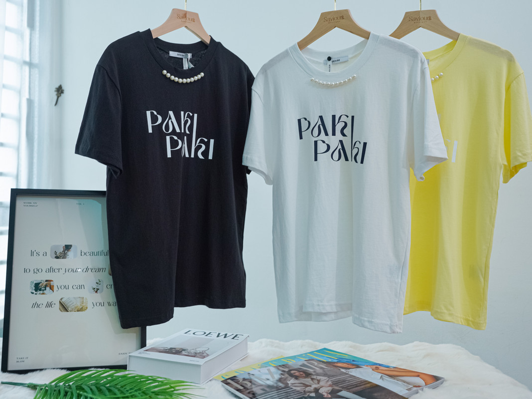 Loose Fit Cotton T-Shirt with Pearl Neckline and Letter Print ‖ 珍珠领装饰字母印花宽松棉T恤 KR01311602