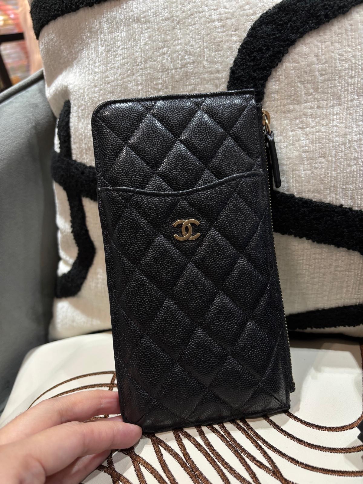 Chanel zip wallet phone pouch 黑色荔枝牛皮金扣 100%Authentic,98%new✅card ✅dust bag 
