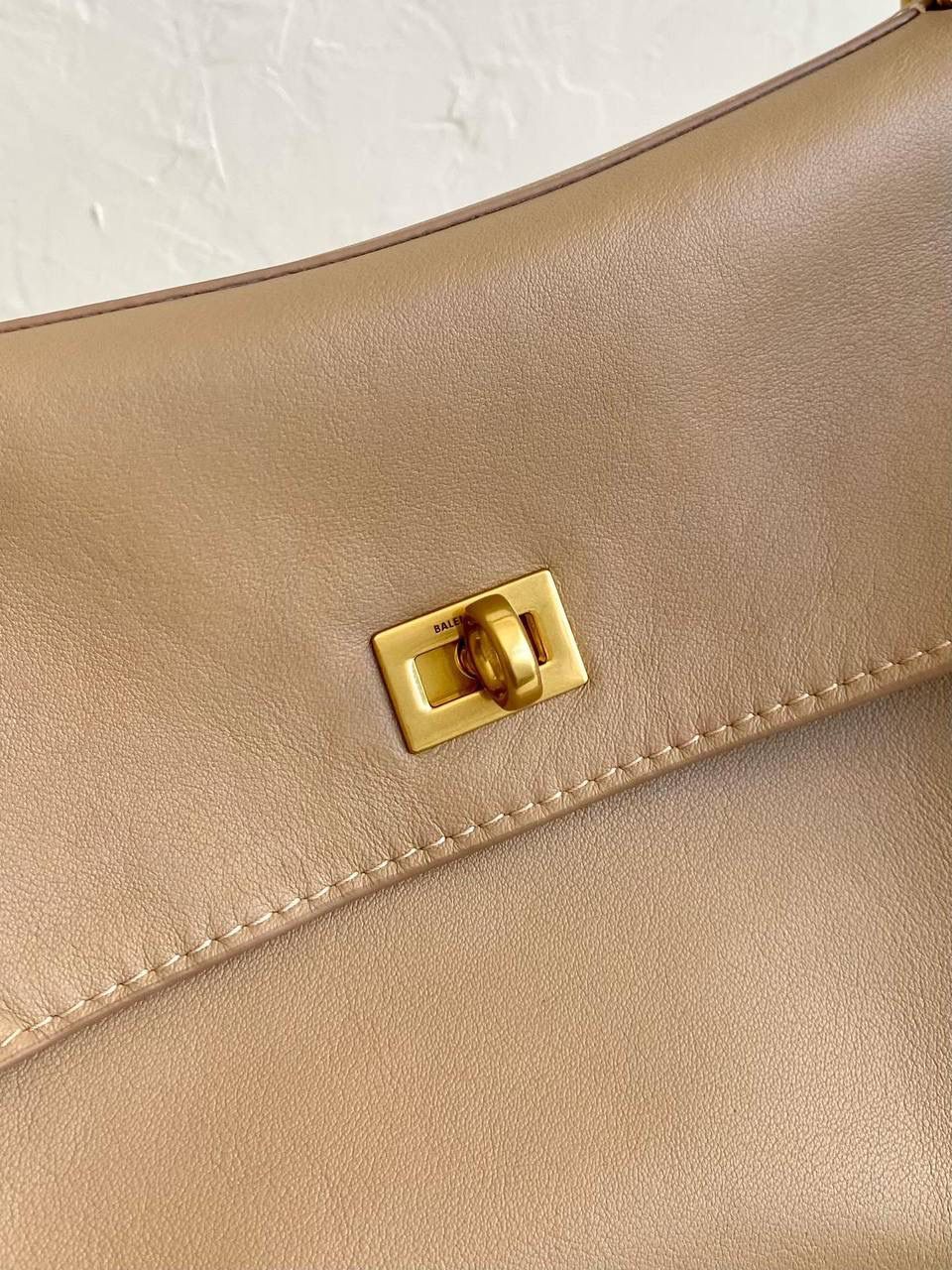 销量王🔥 ba1enciaga rodeo中号奶茶色🏉 准准的大爆款，大家都知道吧 哎呀，每次遇到这种超好看的大爆款 就很想在买版的那一刻 就立马能开发出来给你们背！ 去专柜试背了一下三个尺寸 160的个子觉得小号中号都可以 小号更优雅气质，手提斜挎都好看 中号就更松弛慵懒，腋下背好看！ 中号是可以放a4书本和13寸的笔记本的 163以上，喜欢大包的姐妹果断敢敢的冲大号！ 中号：35×23.3×10.9cm789772m 小号：28.9×20×9.9cm789779m mini：23×17×9cm795456m