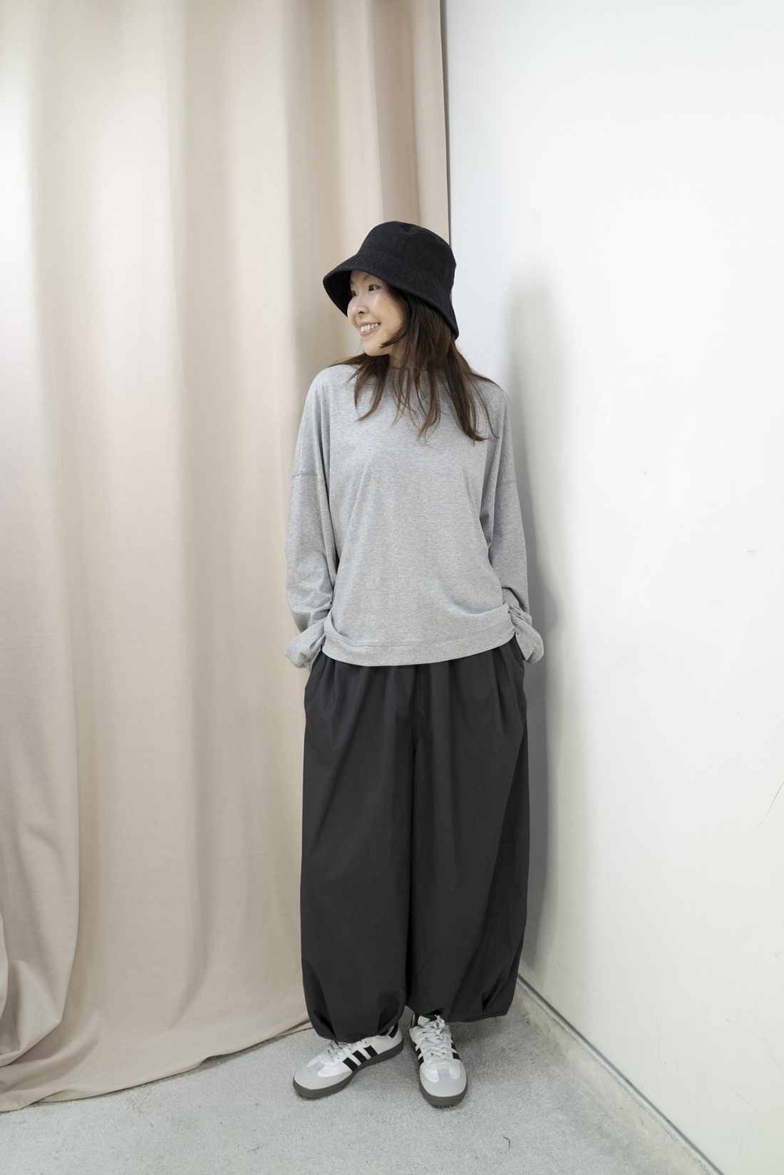 輕軟薄倒三角造型明線上衣（淺灰色）