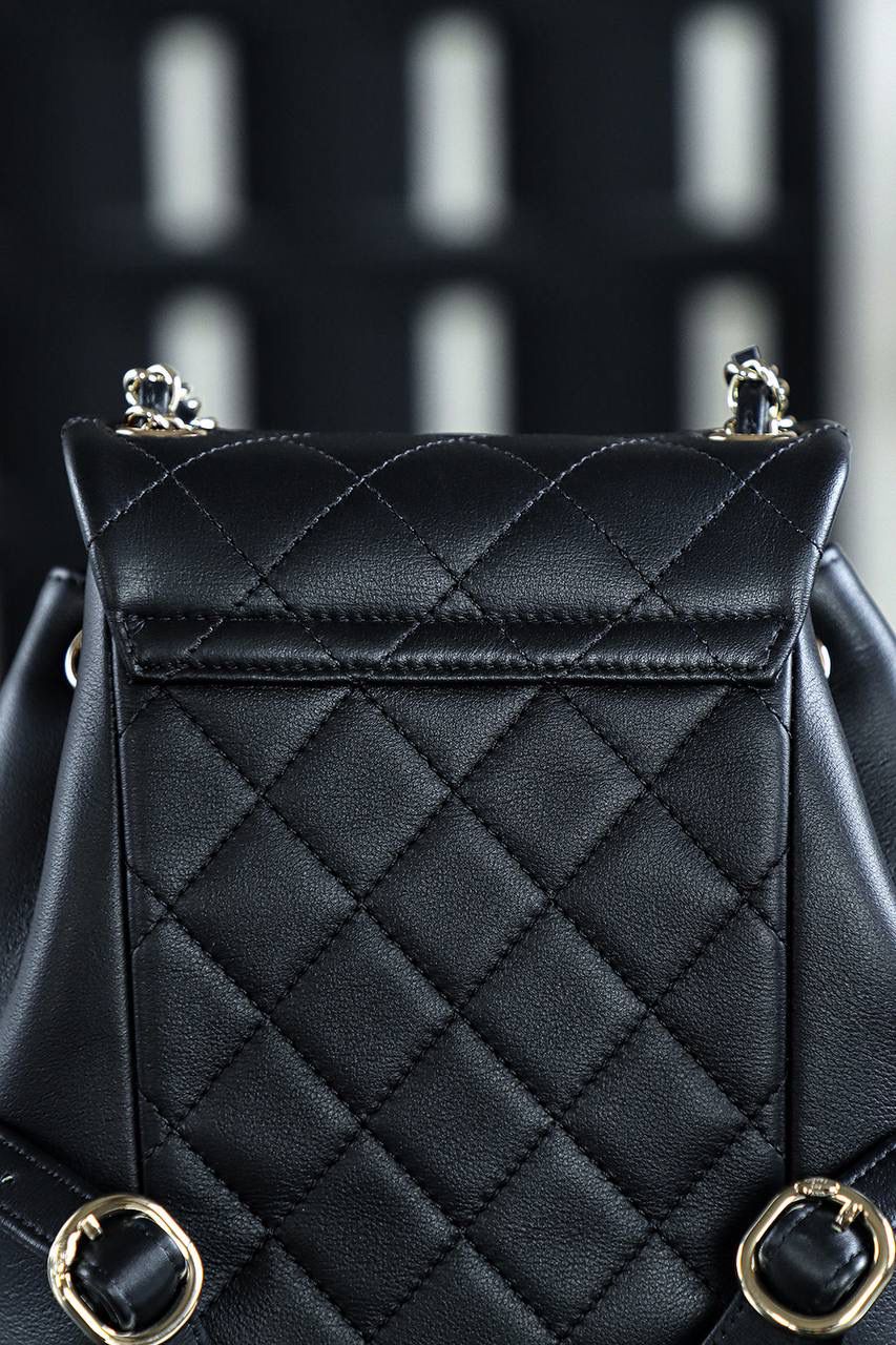 23P Duma小號雙肩包鑒定版👜 ITALY意大利皮料過關清單資料可査詢 從90年代紅到現在的Duma，熱度不減甚至一包難求！ 容量可觀非常實用，甚至背法多變可以手提、單肩背、雙肩背，俏皮可愛且超級减齡！ 五金：厚镀14k浅金扣 皮料：italy原廠摔紋小牛皮 尺寸：18*18.5*12cm