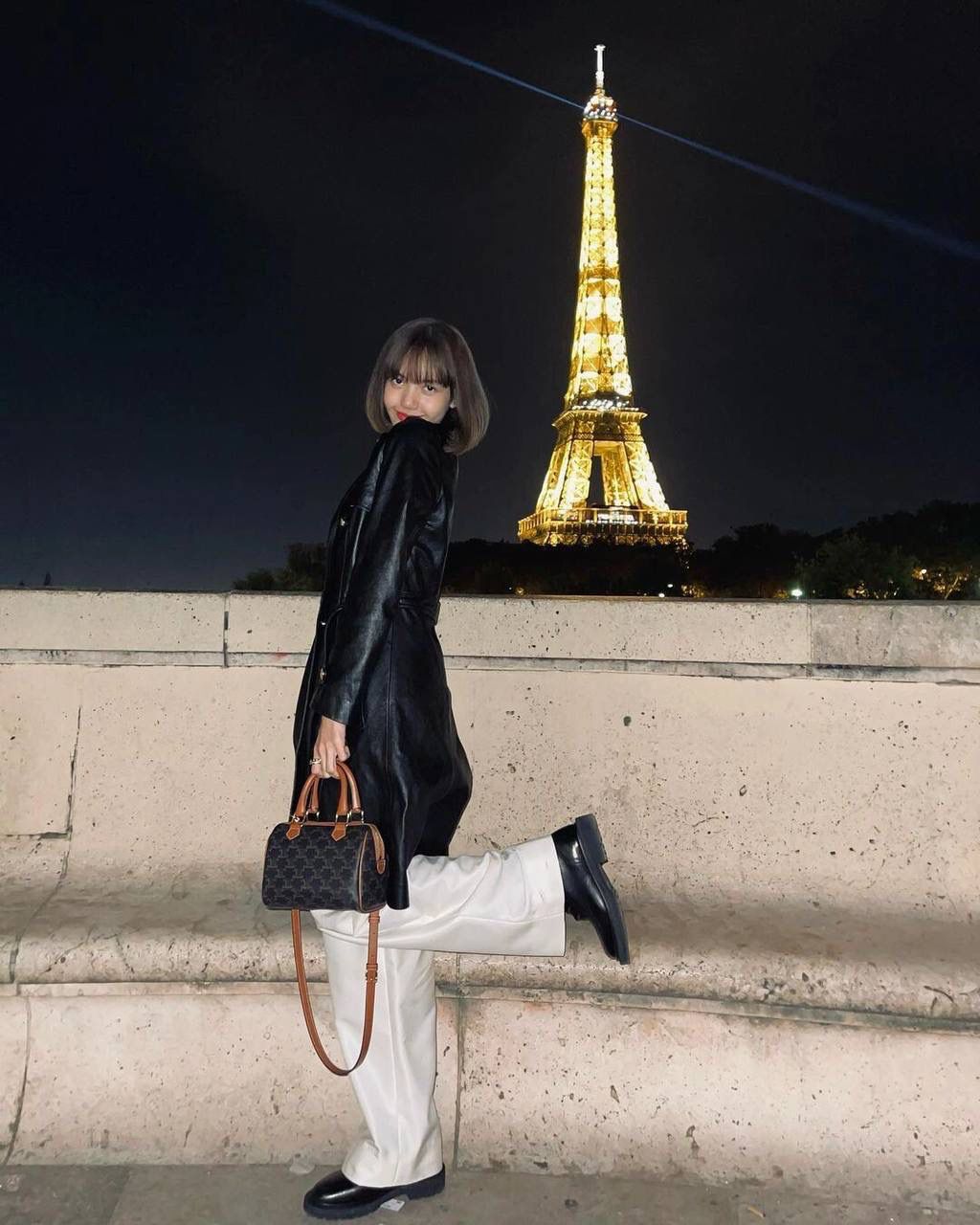 🔥大货实拍图 𝗖𝗘𝗟𝗜𝗡𝗘♥𝗧𝗥𝗜𝗢𝗠𝗣𝗛𝗘小号波士顿 型号：197582 尺寸19.5*14*7cm 别再只买LV speedy了！Lisa同款Celine枕头包来啦！凯旋门老花感觉更复古，更年轻一点～这个季节搭配棕色系，格子外套都更提升复古味，肩带🉑️拆卸可调节，背法多样，会是日常使用频率很高的一只小可爱😉