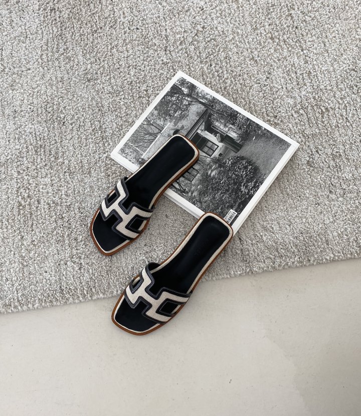 Contrast Hannah Sandals (3 colors)