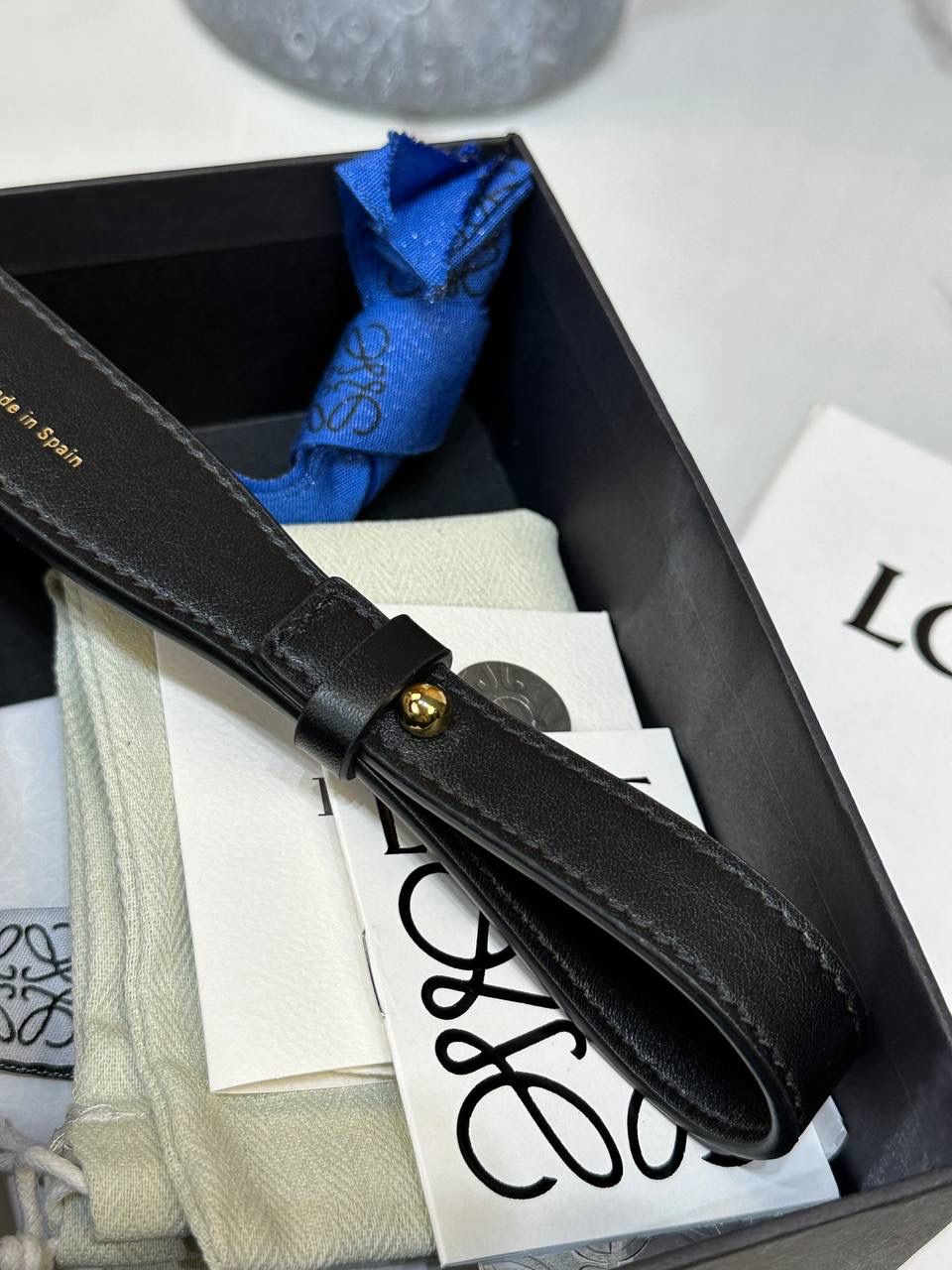 ★𝙇𝙤𝙚𝙬𝙚单配短肩带★黑色 ✅经典小牛皮制作，进口沙菲线，全铜五金。 ✅正面饰以品牌标志性烫金𝙇𝙊𝙂𝙊字体，两侧金属扣固定，🉑️做手提包使用的百搭肩带。 尺寸：55.5-2cm 编码：182323