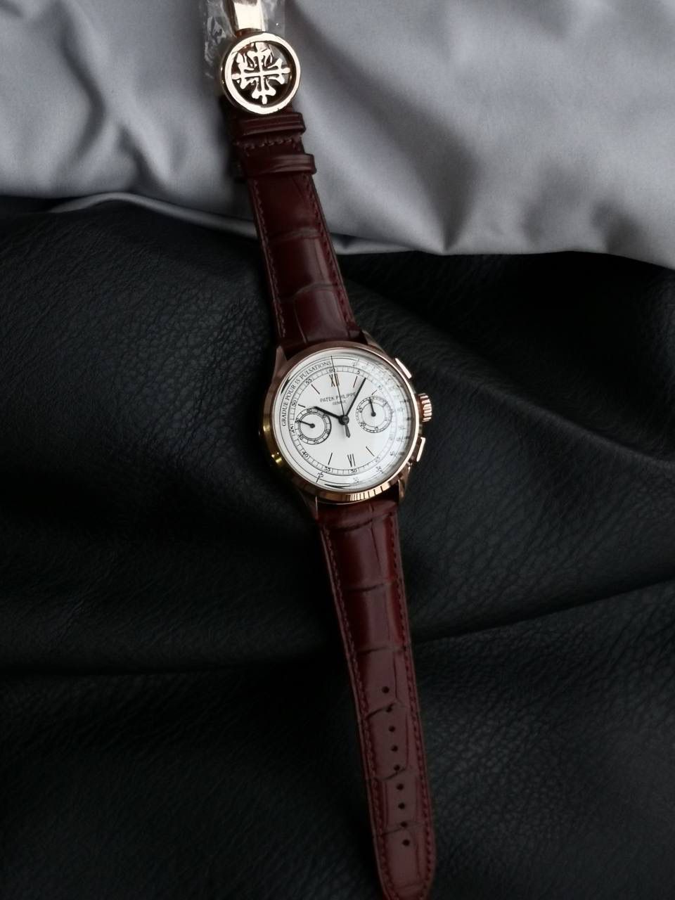 百达翡丽复杂功能时计5170G多功能腕表，堪称腕表精品当中的精品！😍✨🔥 腕表直径为42毫米，作为一款男士腕表，它的表盘大小适中。为我们奉上对称的美感，整个表盘的布局大方得体，包括了如此之多的功能的同时，又不会让人觉得繁杂。 机芯采用了7750机芯完美还原正品诸多功能，提供了强大的时间衡量功能。意大利牛皮表带，专属的灯笼扣，任何季节，任何场所，任何职业人均适合佩戴，让手腕佩戴得更舒适，让气质绽放。此款腕表具有30米防水功能，满足大众日常生活，休闲度假必备腕表。 百达翡丽5170G可以说是腕表中的精品，功能方面的巧妙构思，外观上的合理布局，以及优越的机芯性能，无一不体现出百达翡丽的独特设计，一件经典的艺术品，一件完美的收藏品。