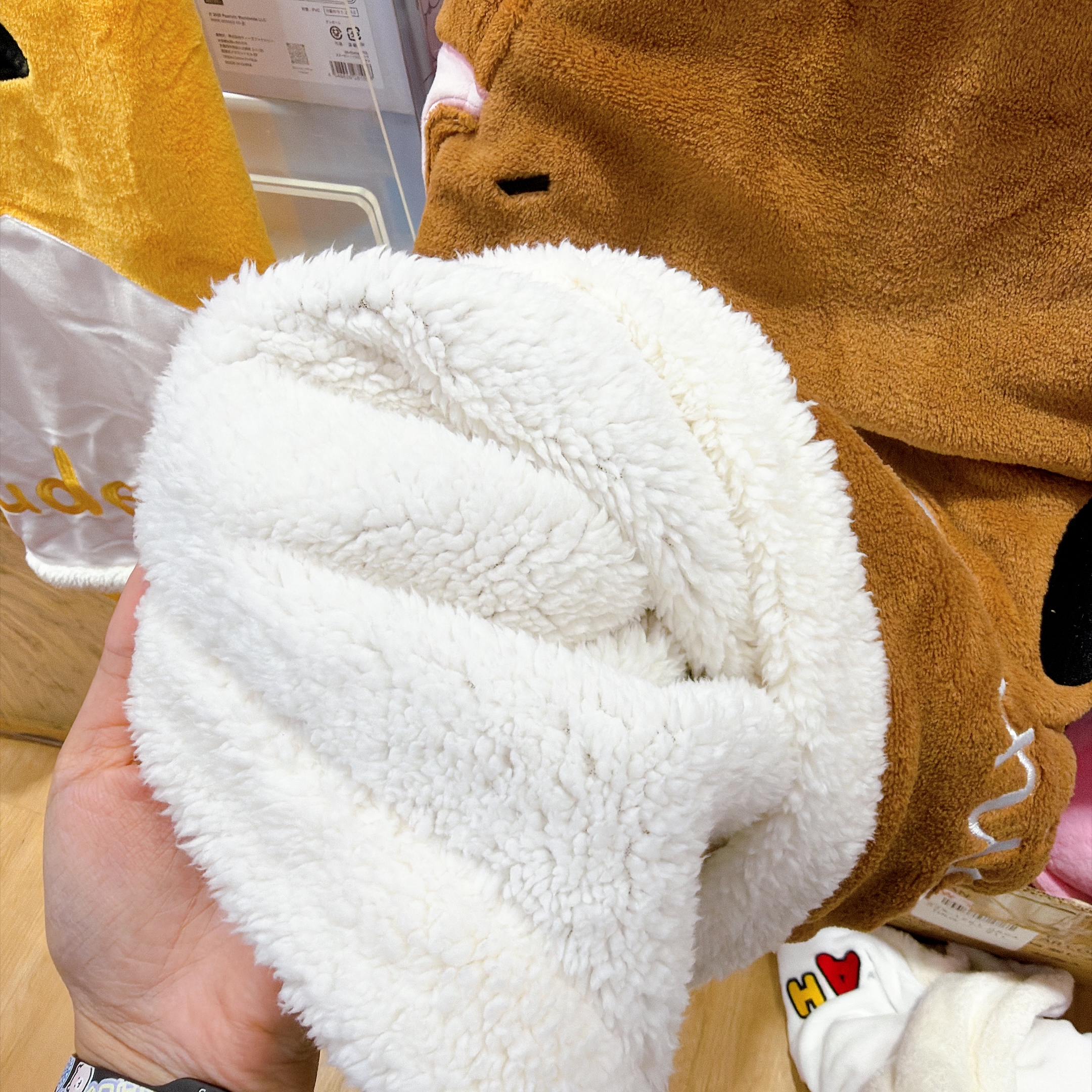 日本限定款本年度秋冬開季新款 Sanrio 毛氈70×100有拍鈕可以當做披肩