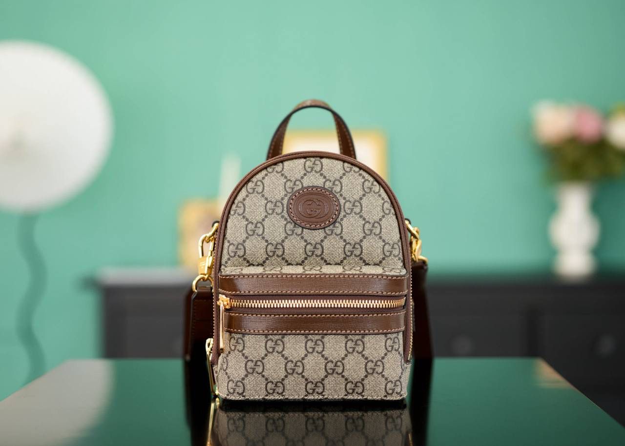 🥯GG 饰互扣式双G多功能手袋 棕色 正品售价,800 独家原厂皮发售 限量级别 新款Retro迷你背包，不是一眼惊艳的款式，属于越看越耐看的款，能手拎也可以单肩斜挎，也可以当腰包，妥妥的搭配神器，自重轻，容量非常OK 官方款号 725654 尺寸：15x19x8cm