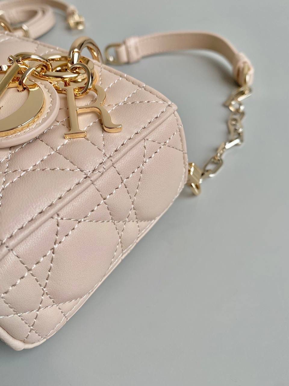 沙粉超迷你🤎🎀 𝗗𝗶𝗼𝗿 𝗗-𝗝𝗼𝘆 𝗯𝗮𝗴羊皮，新色 时尚果然就是轮回，回归了一把中古戴妃 长方包形，短链条➕细长肩带直接封神！！ 复古时髦感超强，真是什么场合都可以把住 绝对是lady中的天花板了，强势出圈啦姐妹们😍🤩 17.5×10.5×6cm