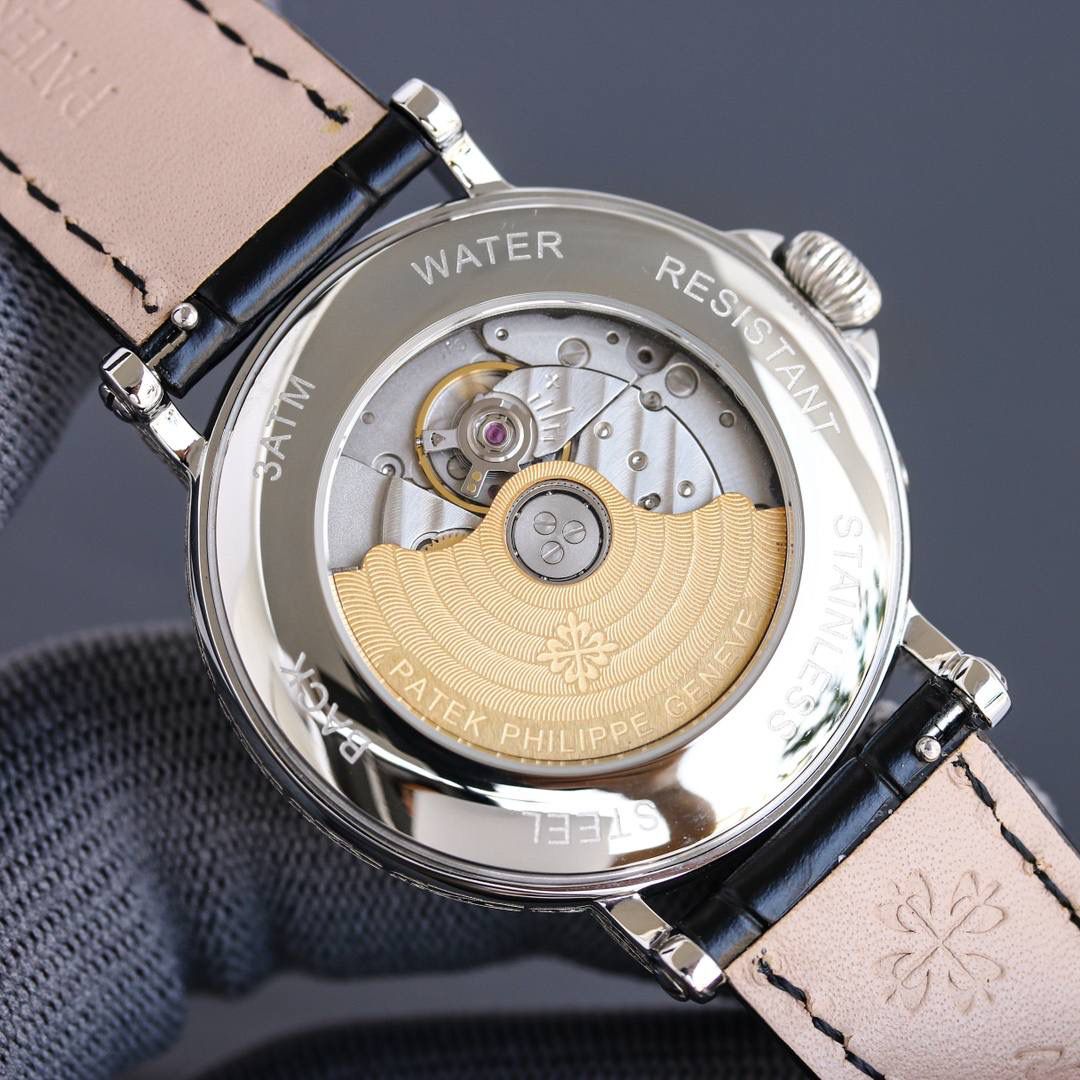 百达翡丽5159万年历腕表✨ 儒雅登场 38mm黄金尺寸+百搭表耳，大小手腕都适配，商务正装露半节超显贵气💼，上手舒适有分量，成功人士标配，戴出排面与底气🤩 ✅表壳精磨细造，温润如玉质感拉满 ✅冲压后盖衔接清脆，防水性能升级 ✅刻度指针贵金属电镀，质感更出众 ✅锅盖型微凸蓝宝表镜，通透辨时准 ✅贵金属钢印立体清晰，细节超规范 🔥定制Cal.324一体机芯｜更薄更稳，仿真度拉满 🎩意大利小牛皮表带+顶级灯笼表扣，通用原装，正装儒雅范儿拉满，人生赢家必备款！