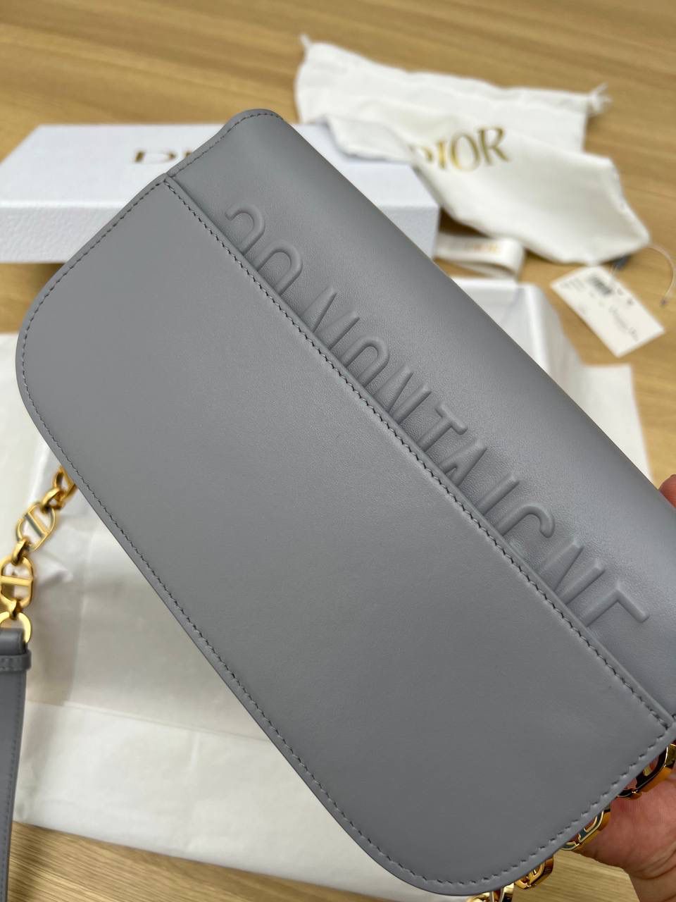 实拍实拍 💕30 MONTAIGNE AVENUE 手袋 梦幻灰色光面牛皮革 独家渠道货 独家蒙田腋下包白色珐琅扣 独家手机版实物实拍 这个实拍最接近实物颜色 尺寸：22.5 x 12.5 x 6.5 厘米