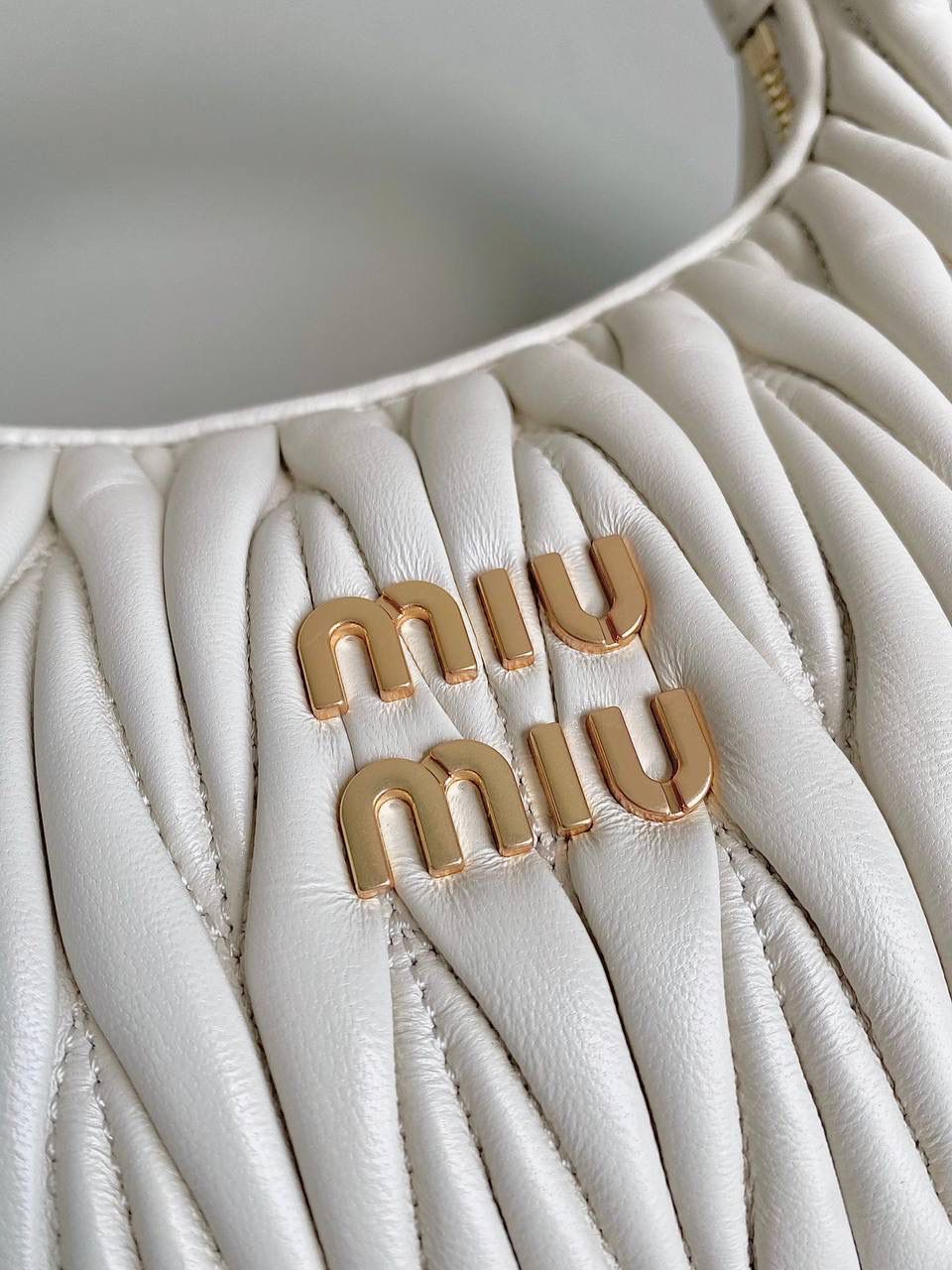 🈶白色小号， 𝗠𝗶𝘂𝗠𝗶𝘂 𝗪𝗮𝗻𝗱𝗲𝗿 𝗛𝗼𝗯𝗼褶皱腋下 火爆全网都不用多说，人手一只的程度 我们用的是进口小羊皮！非国产皮料 肉眼可见的细腻，软软糯糯触感非常好！ 他家经典独特的褶皱工艺，是要有一定厚度 底料太薄了都做不出它的饱满和弹性 更不是市场通货干瘪瘪的褶皱，实在太假 我们新合作的老师傅在这细节上扣的很认真 一缕一折都有zp的神韵，且做到对版！！ 追求高品质的来 小号：17×20×6cm，#F0013m 中号：18x25x7cm