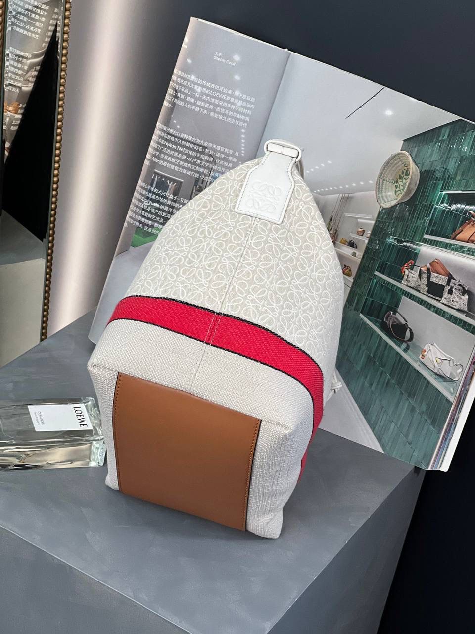 * 𝘊𝘶𝘣𝘪 𝘈𝘯𝘢𝘨𝘳𝘢𝘮 提花布手袋✌️ 大号尺寸:27-17-22cm（顶部宽处34cm） 小号尺寸：21-12-17cm（顶部宽处25cm） 编码:062102小花/红色条纹/提花布 包包面料挺括度适中，没有固定形状 ，背上出门慵懒氛围感十足😘，肩带可以调节，伸缩至腋下背，单肩，手拎皆可