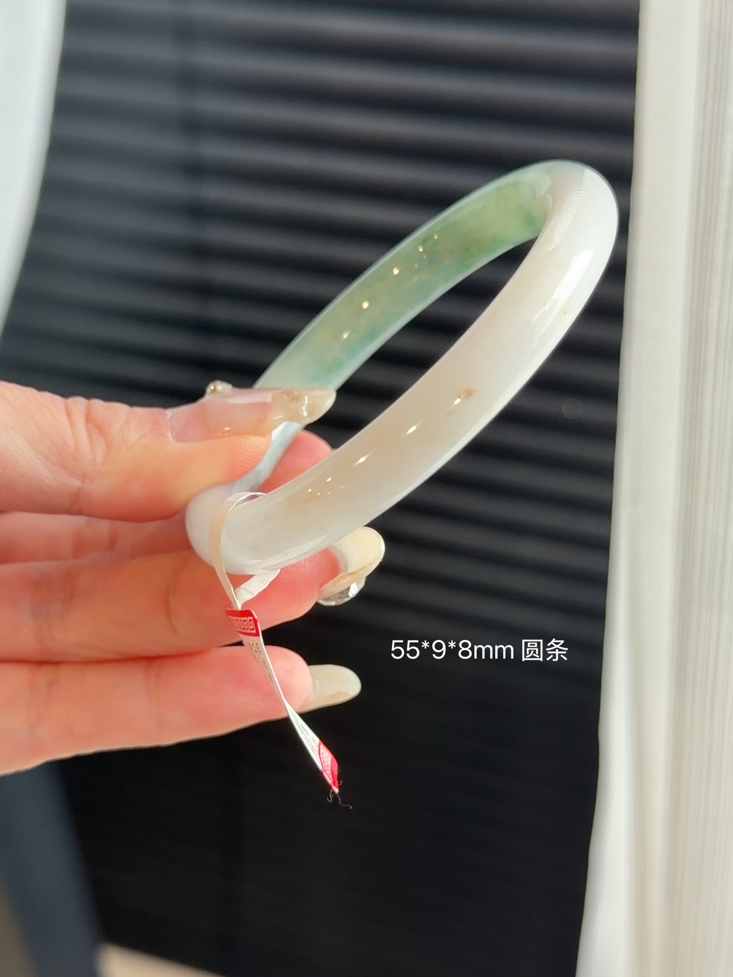 ✨ 马来西亚现货 ✨精品手镯 · 实物更美55圆条 半山水翡翠手镯 💎 尺寸圈口：55mm ｜ 宽度：9mm ｜ 厚度：8mm💰Rm1880.00 (有纹不扣)📄 附权威证书🕊 支持鉴赏期🌍 全球配送喜欢的宝宝欢迎 DM 💌先到先得，不留#马来西亚翡翠 #怡保 #吉隆坡 #新山 #新加坡