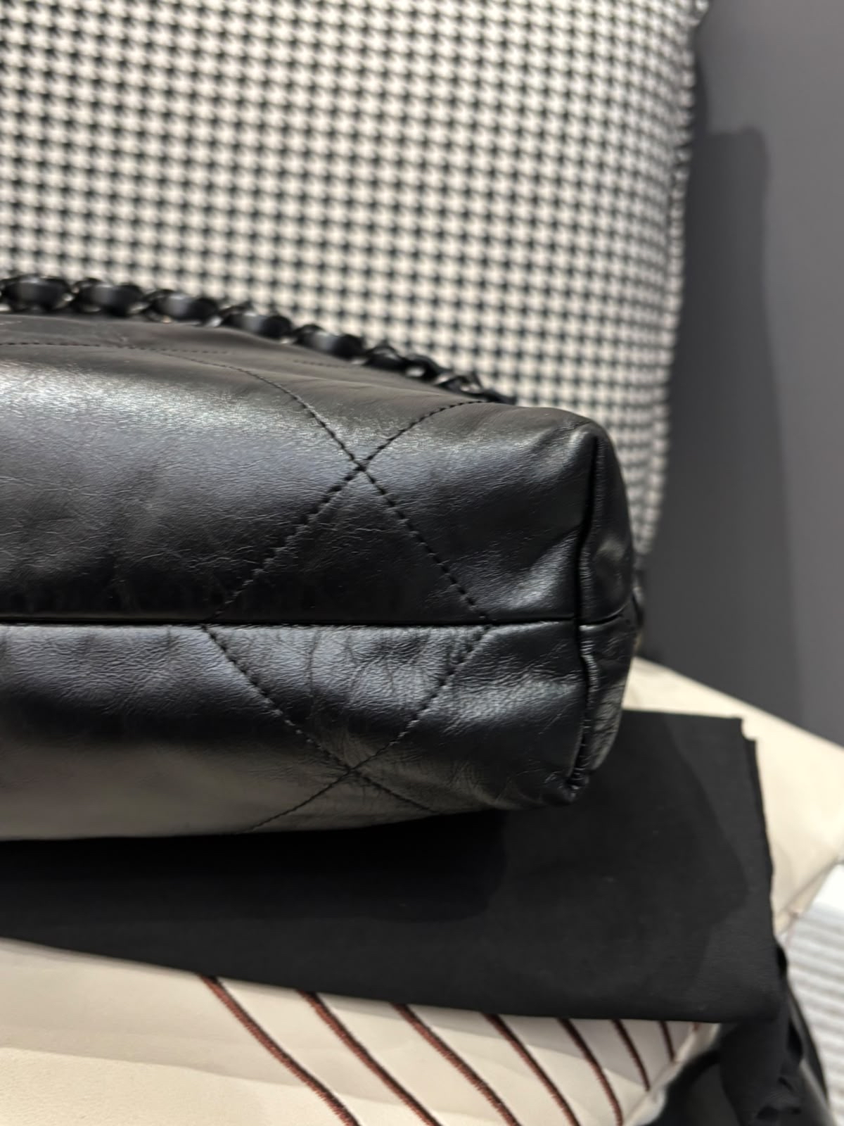 Chanel 22 small so black calfskin,100%Authentic, 95%new ，✅晶片✅Dust bag✅box