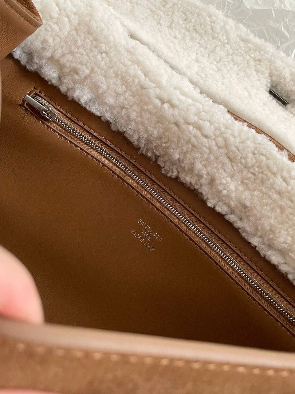 爆款🔥 ba1enciaga rodeo麂皮毛绒绒泰迪熊 中号🧸 看到这只包直接暖到心里去！ 好喜欢好喜欢好喜欢啊啊啊 本广东人想一秒入冬 我要立马背上这只 泰 迪 熊！ 除了喜欢没什么可说的 直接给我干词穷了 btw，这只也是买了zp回来对皮对毛的哦 米白色的毛毛，毛要足够粗密，且要卷 我知道市场很多直接用细软直的来做 不敢想象实物有多jia...打咩打咩🙅🏻‍♀️🙅🏻🙅🏻‍♂️❌ 我们开发一直都是秉着认真负责的态度 相似度你们就放一百个心吧！交给我们！ 中号：35×23.3×10.9cm789772m