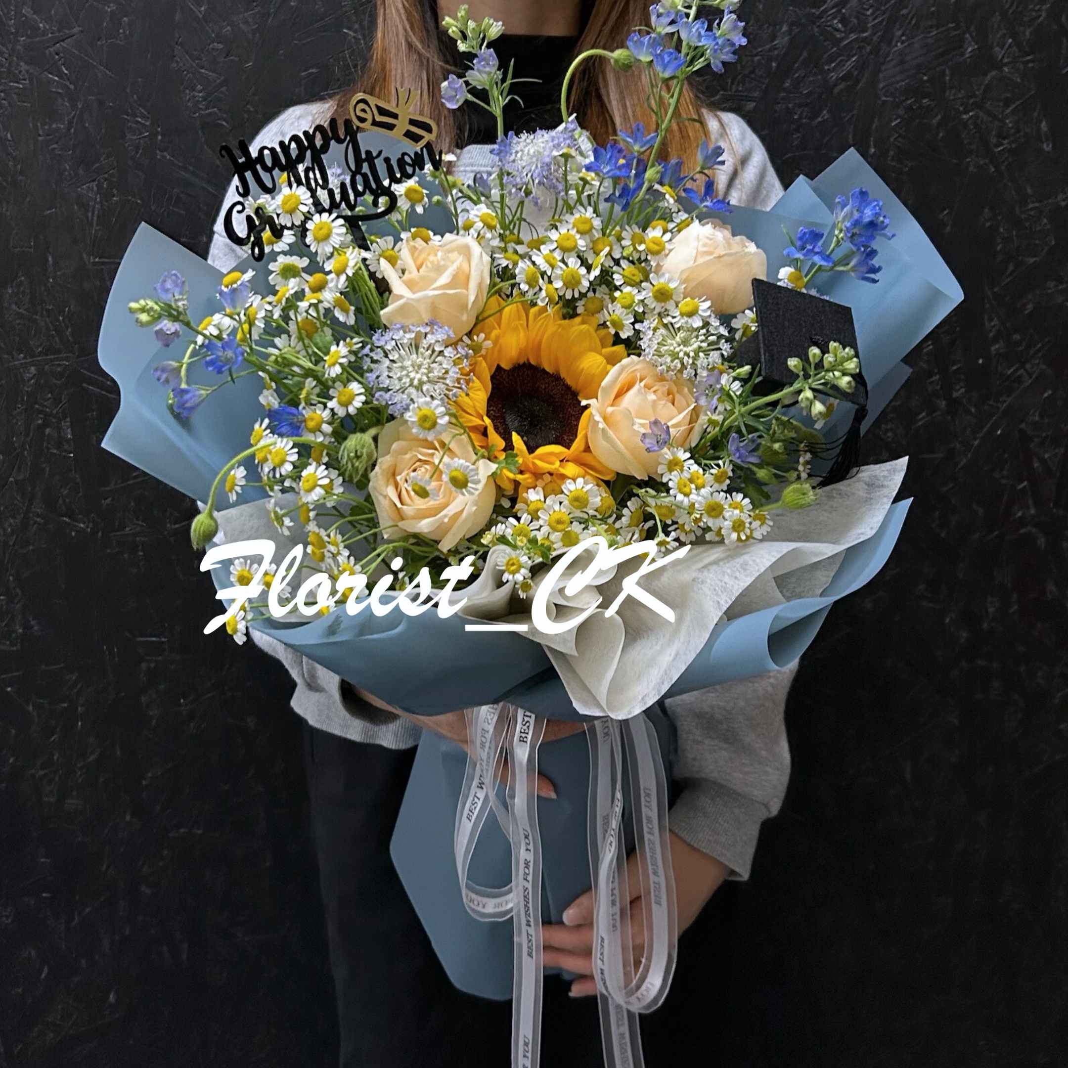 【2026 畢業鮮花推介】Golden Valor 灰藍花紙款｜向日葵玫瑰鮮花花束  (預訂款)
